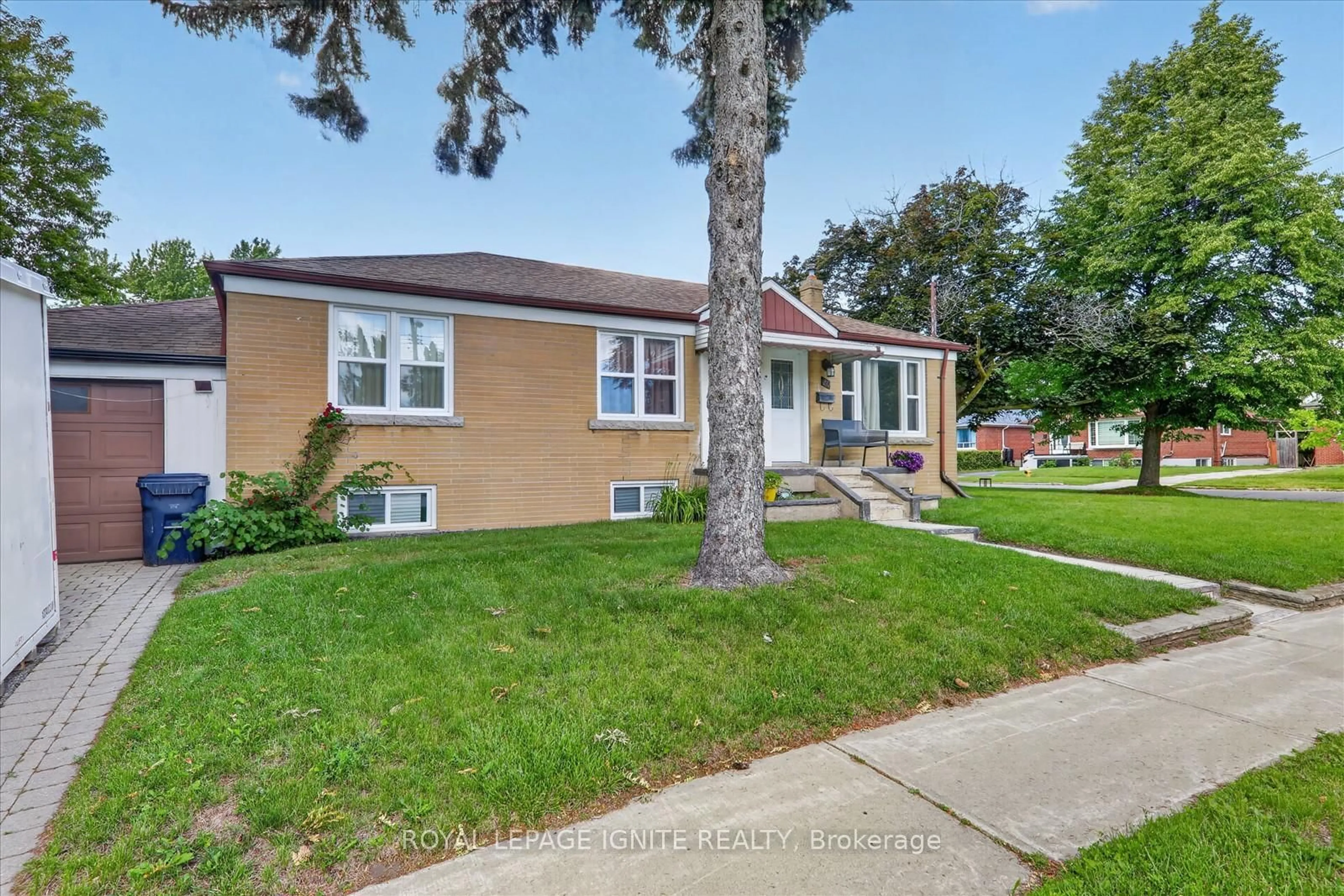 Home with vinyl exterior material, street for 20 Alanbury Cres, Toronto Ontario M1J 2Y4
