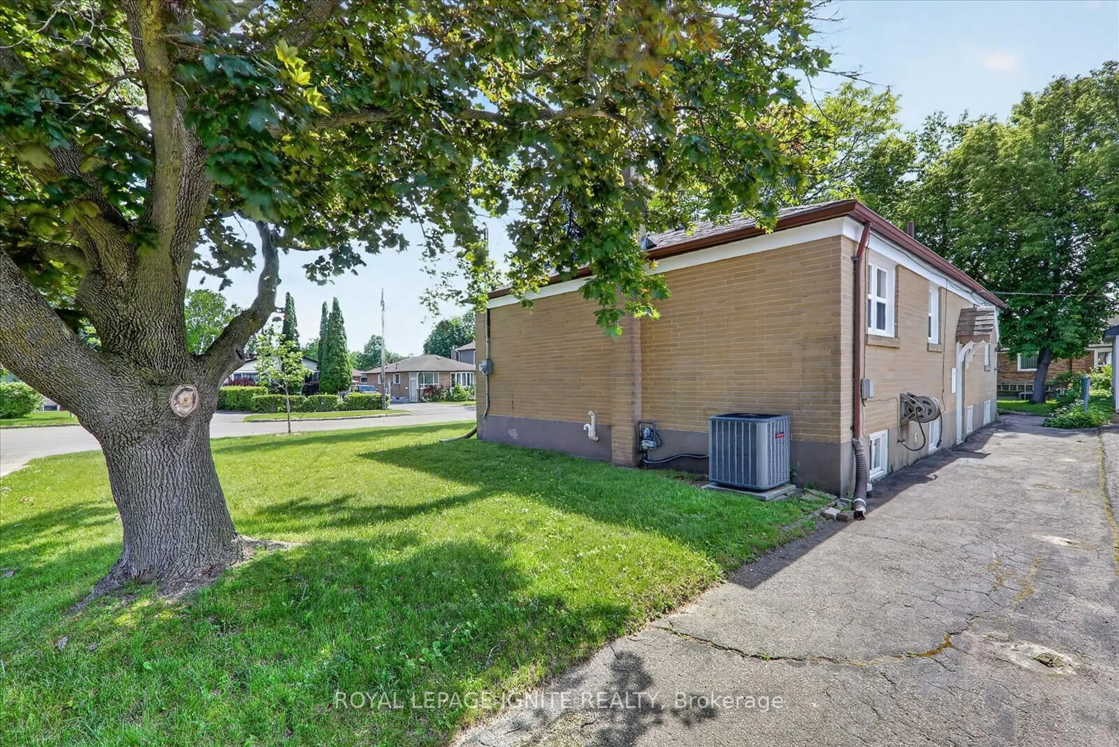 Patio, street for 20 Alanbury Cres, Toronto Ontario M1J 2Y4