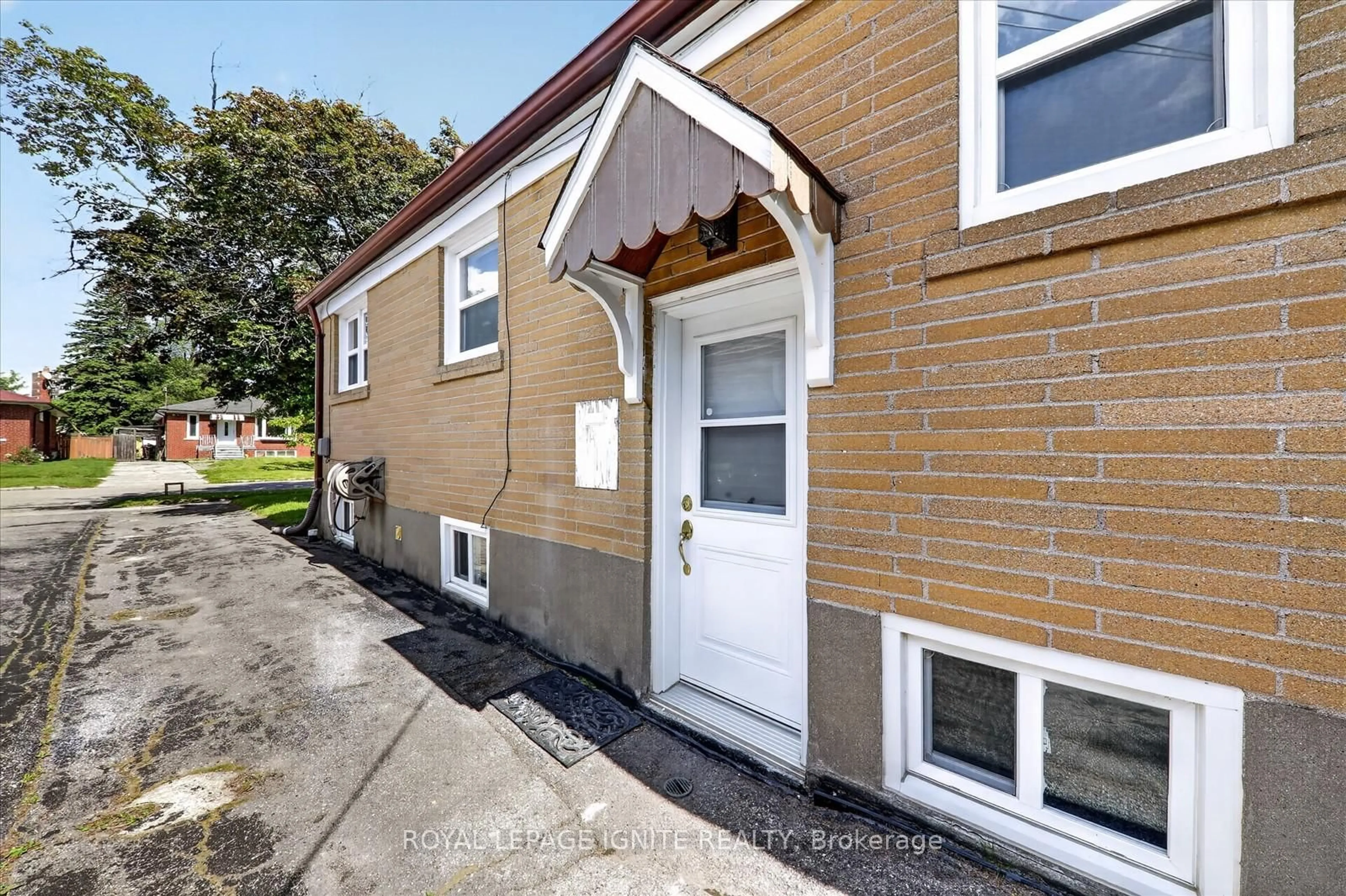 A pic from outside/outdoor area/front of a property/back of a property/a pic from drone, street for 20 Alanbury Cres, Toronto Ontario M1J 2Y4