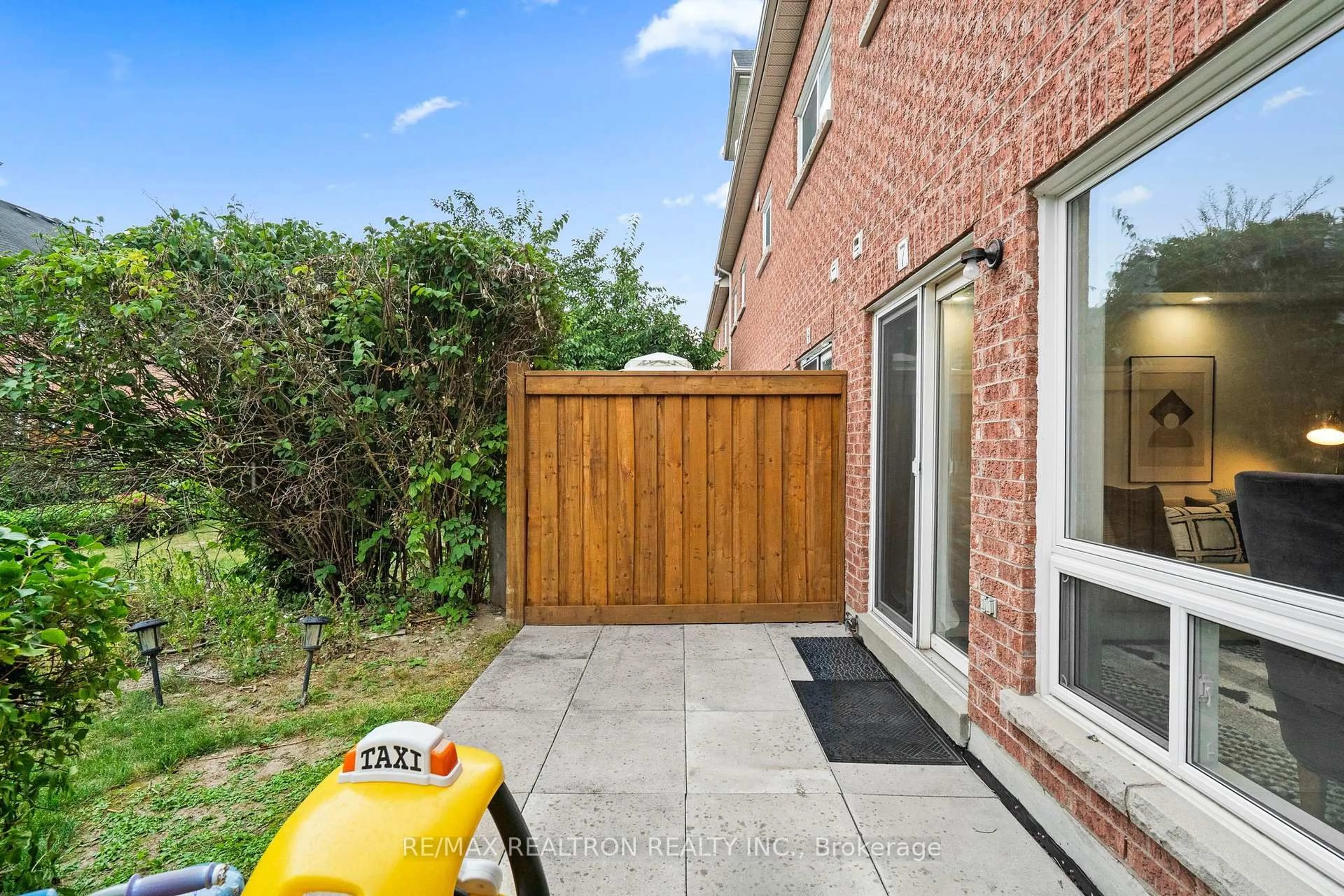 A pic from outside/outdoor area/front of a property/back of a property/a pic from drone, street for 7 Torr Lane, Ajax Ontario L1S 7N1