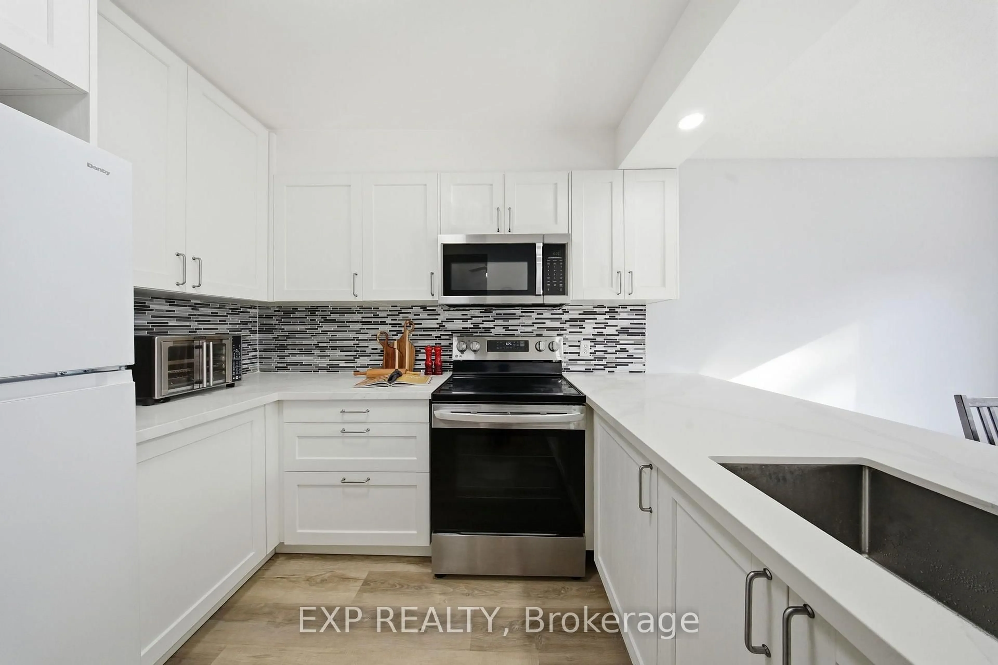Standard kitchen, unknown for 64 Parklane Circ, Clarington Ontario L1C 3V9