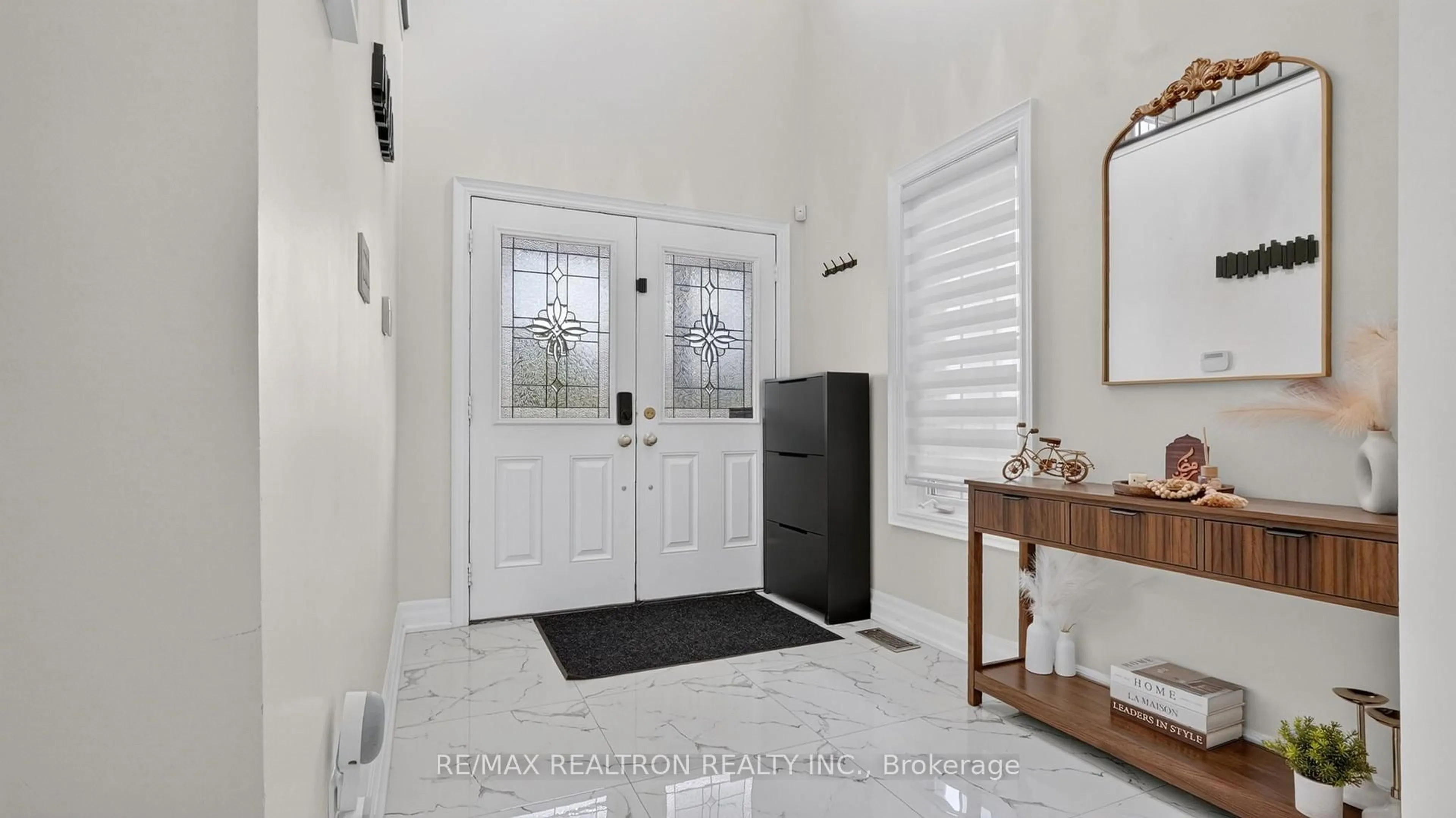 Indoor entryway for 1087 Coldstream Dr, Oshawa Ontario L1K 0J6