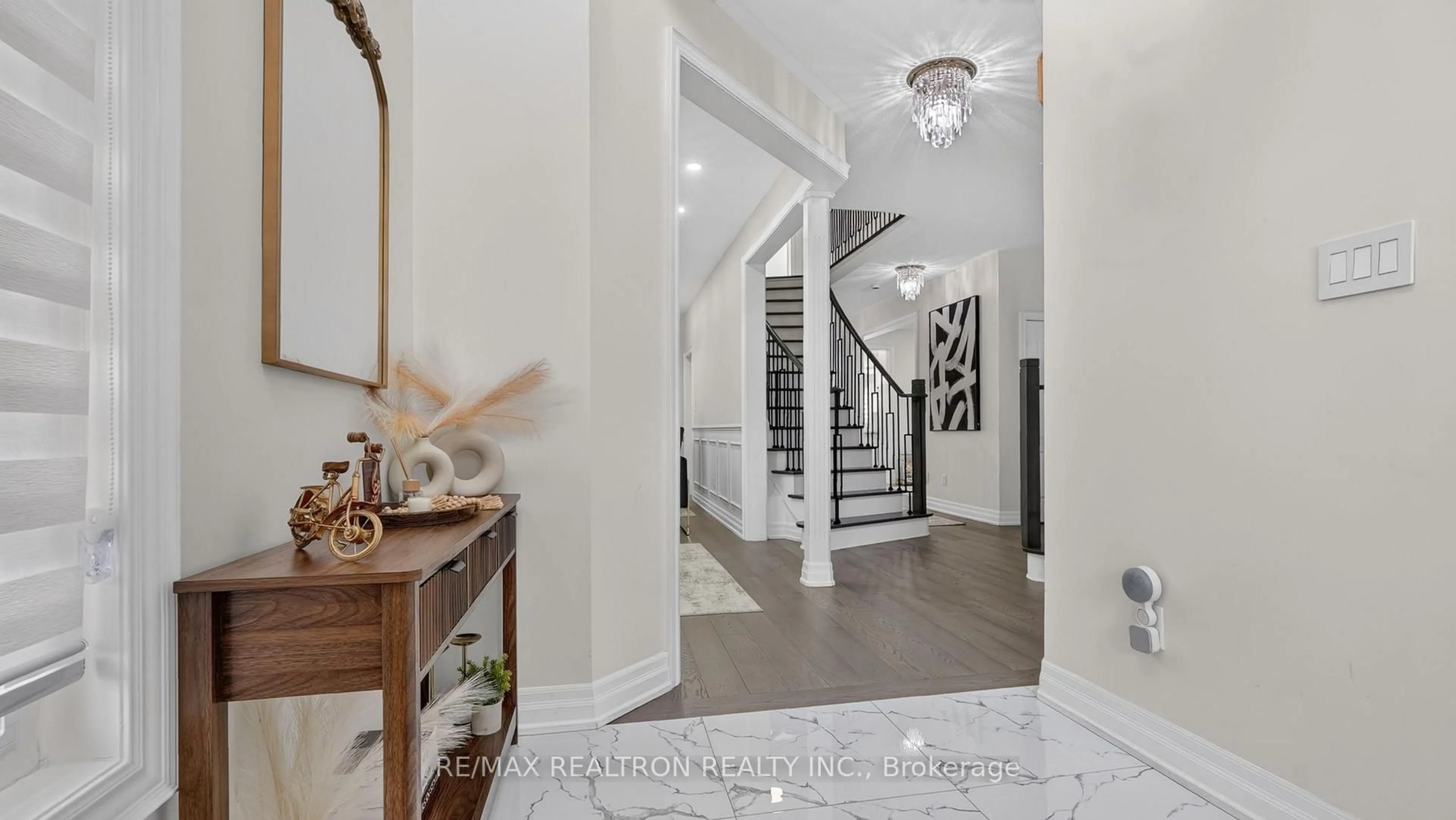 Indoor entryway for 1087 Coldstream Dr, Oshawa Ontario L1K 0J6