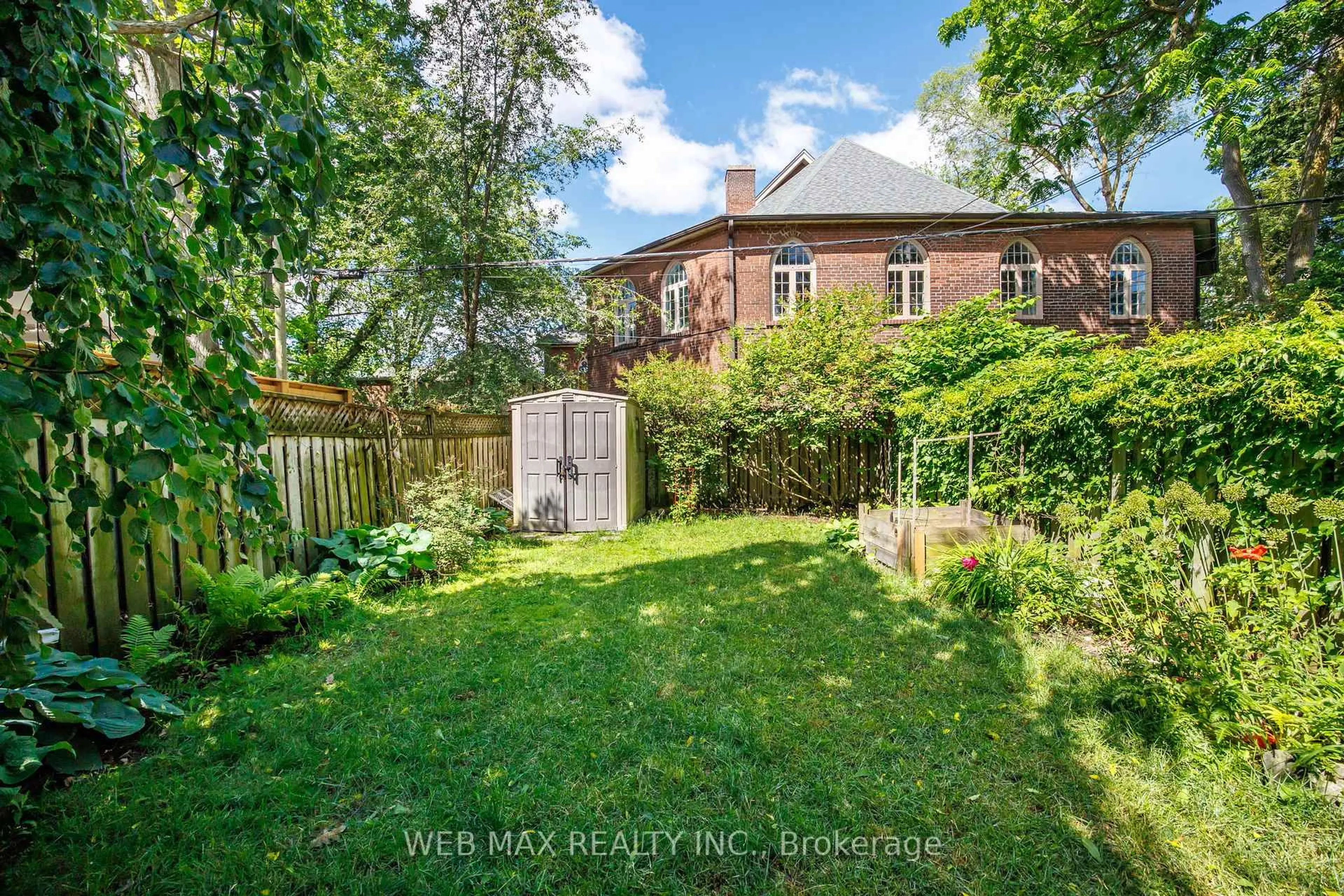 A pic from outside/outdoor area/front of a property/back of a property/a pic from drone, street for 18 Bellefair Ave, Toronto Ontario M4L 3T8