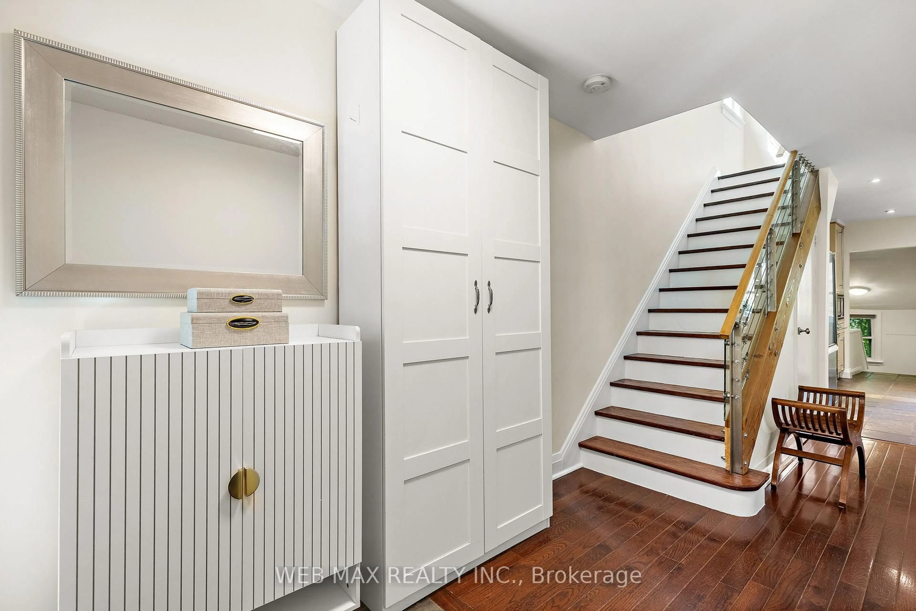 Indoor entryway for 18 Bellefair Ave, Toronto Ontario M4L 3T8