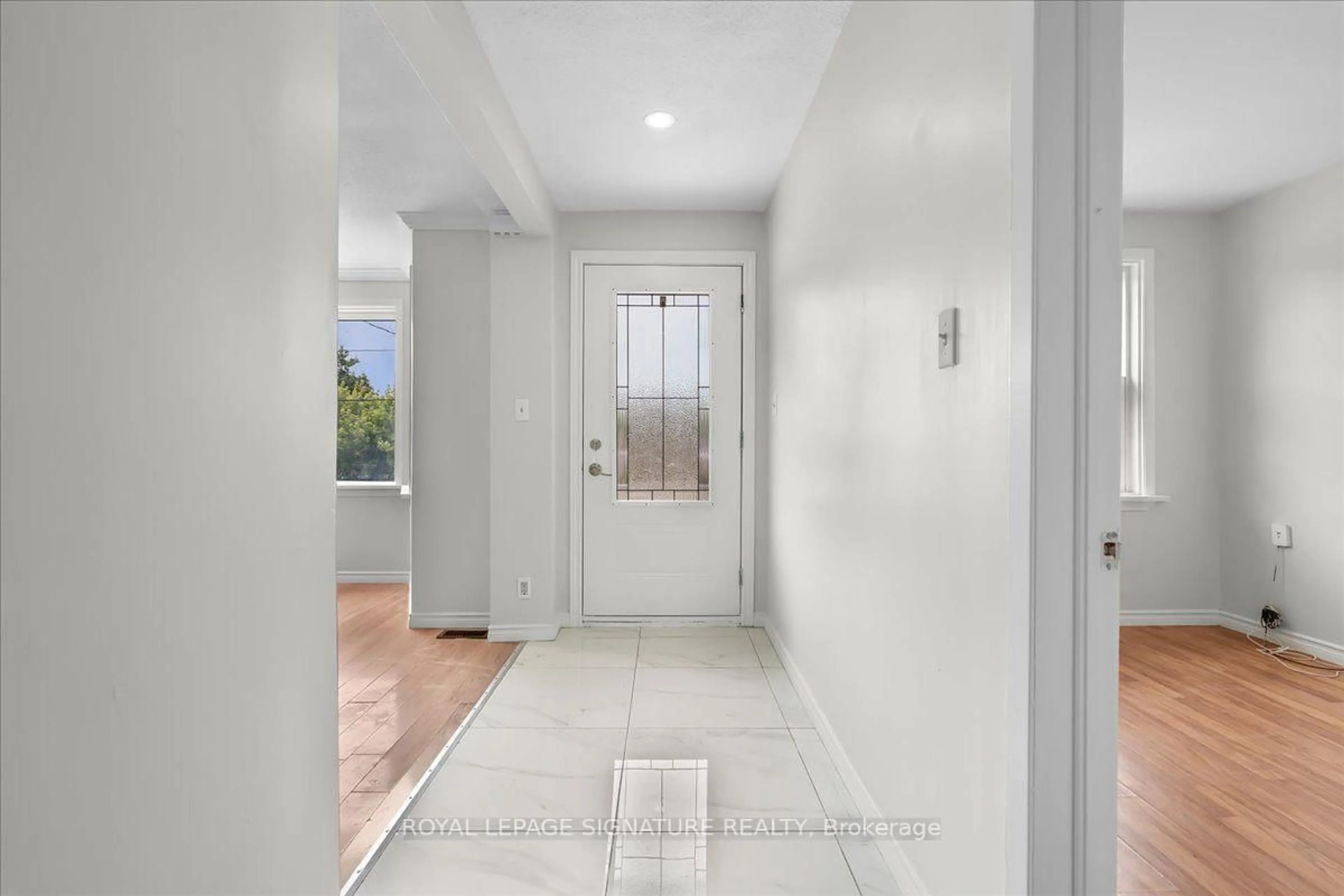 Indoor entryway for 195 Park Rd, Oshawa Ontario L1J 4H1