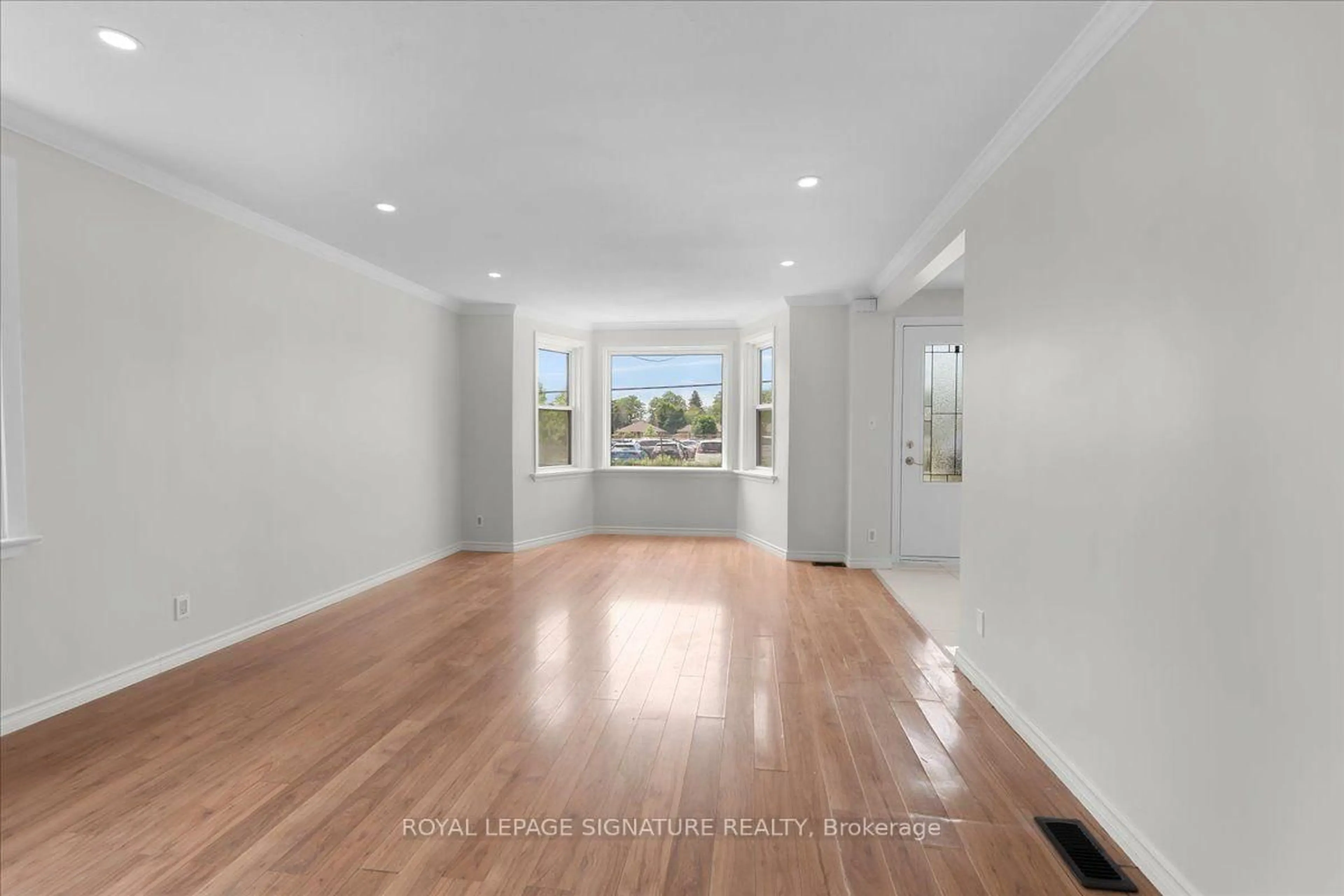 Indoor entryway for 195 Park Rd, Oshawa Ontario L1J 4H1
