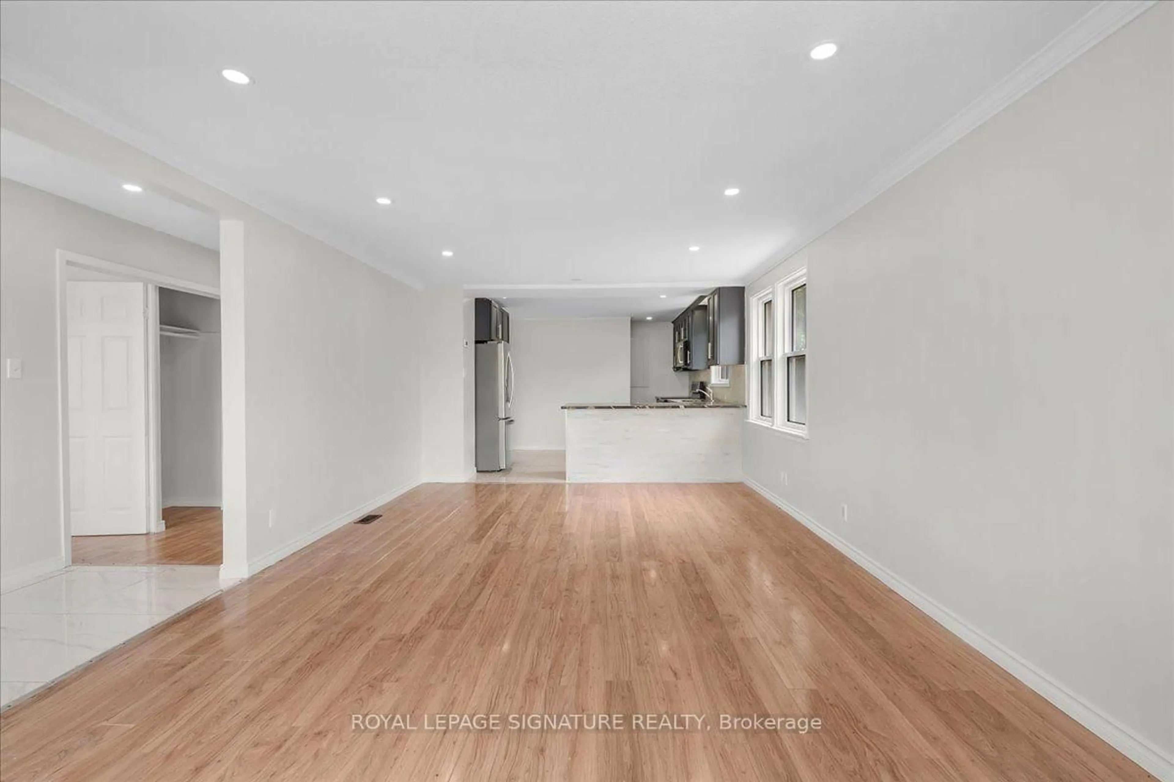 Open concept kitchen, wood/laminate floor for 195 Park Rd, Oshawa Ontario L1J 4H1