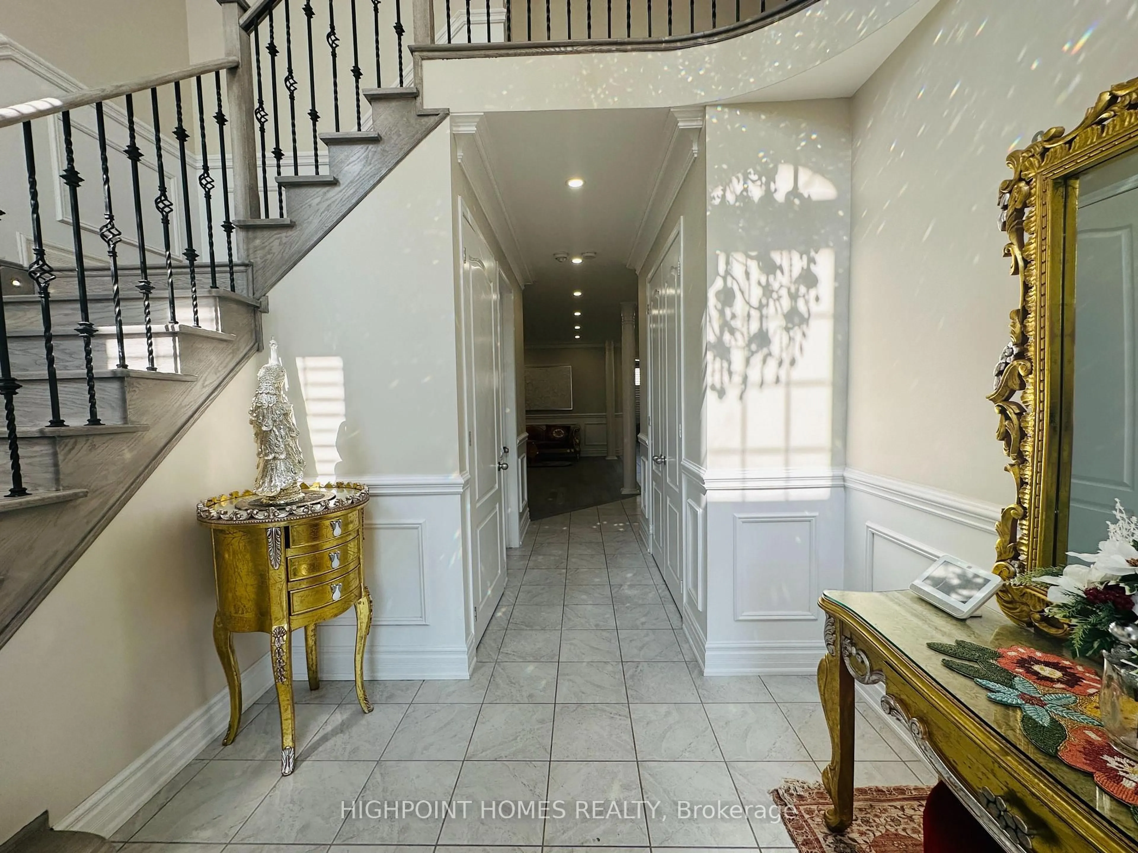 Indoor foyer for 2369 Dress Circle Cres, Oshawa Ontario L1L 0L8