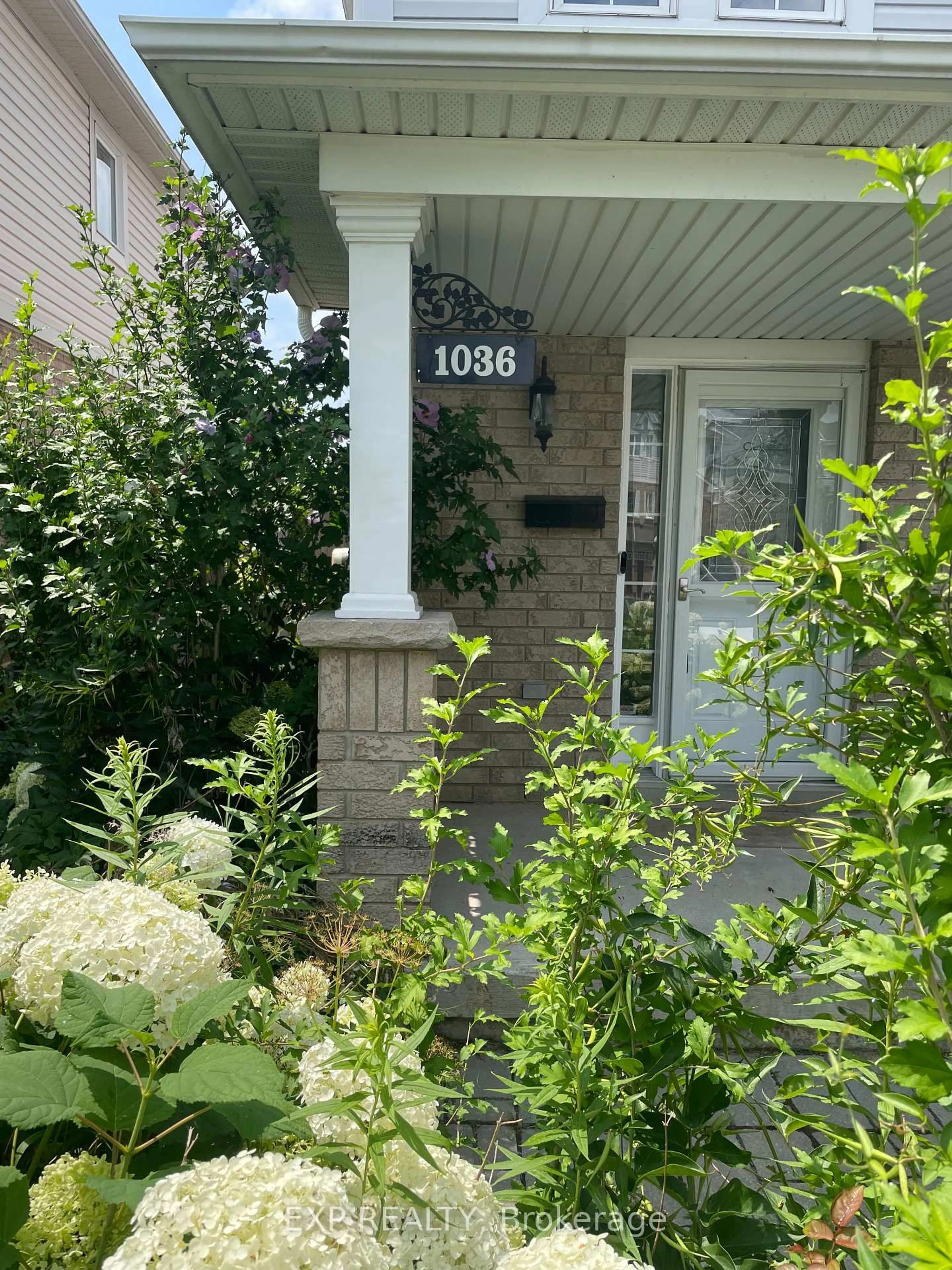 Indoor entryway for 1036 Southport Dr, Oshawa Ontario L1H 8A3