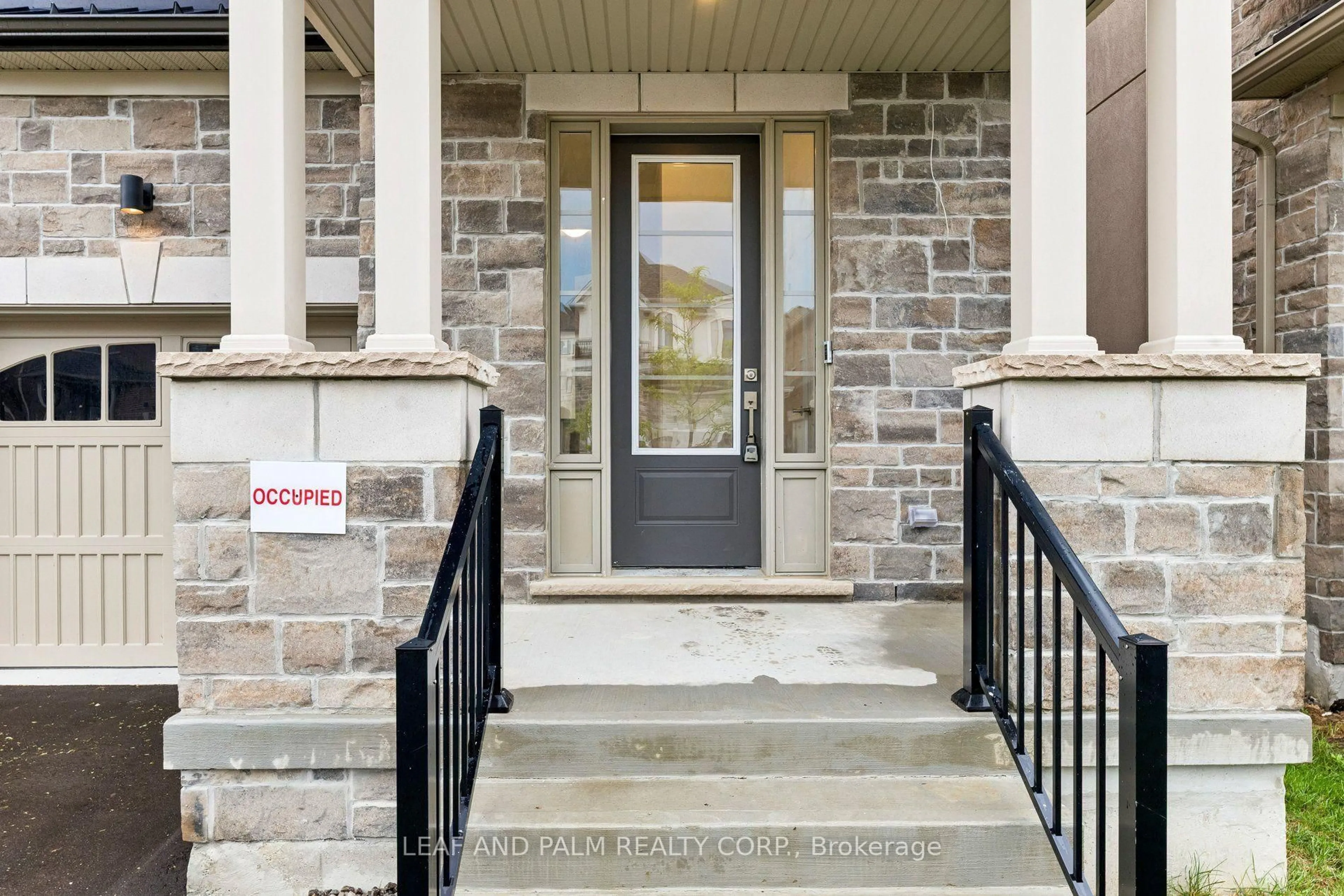 Indoor entryway for 247 Flood Ave, Clarington Ontario L1B 0W5