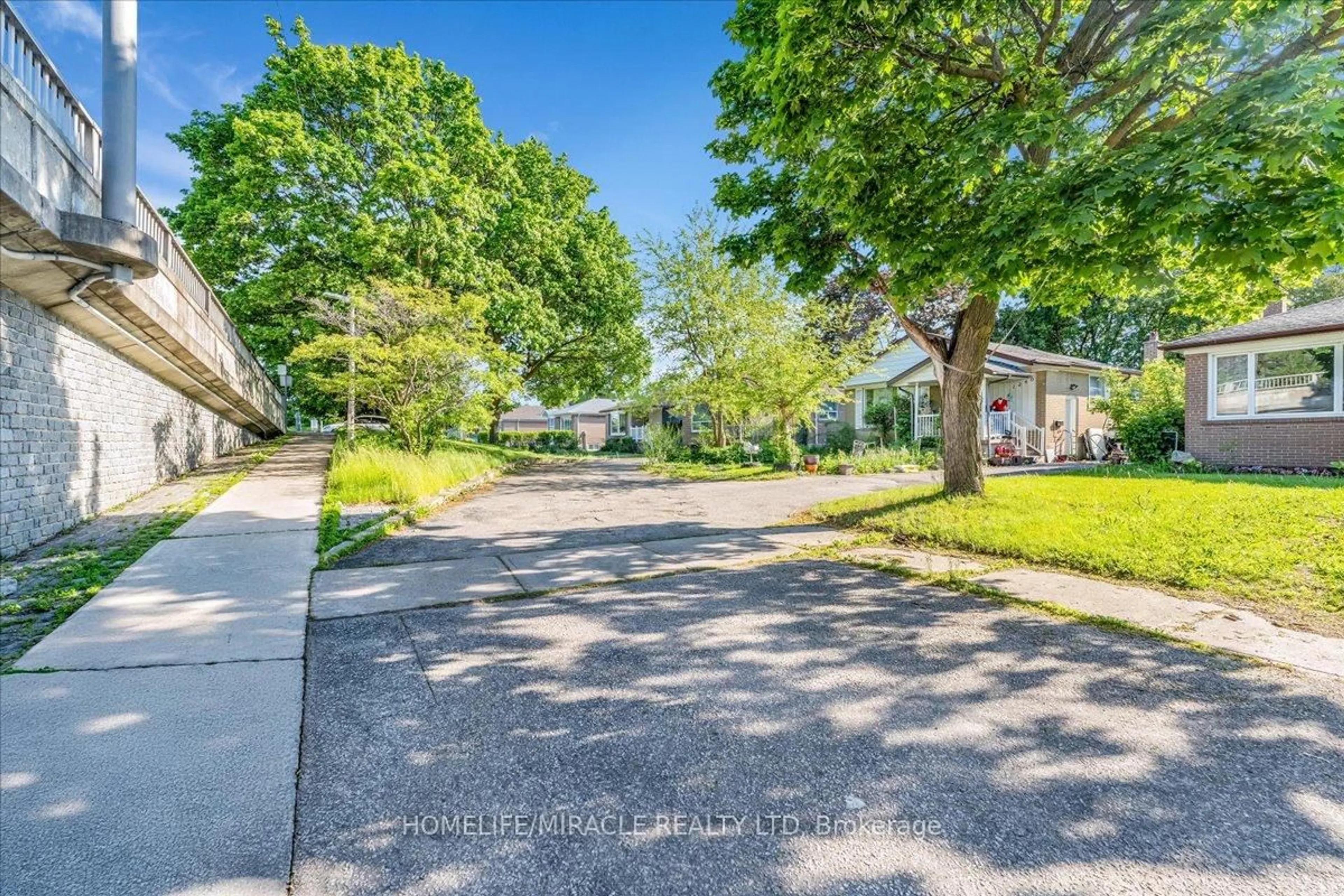 A pic from outside/outdoor area/front of a property/back of a property/a pic from drone, street for 1238 Pharmacy Ave, Toronto Ontario M1R 2H9