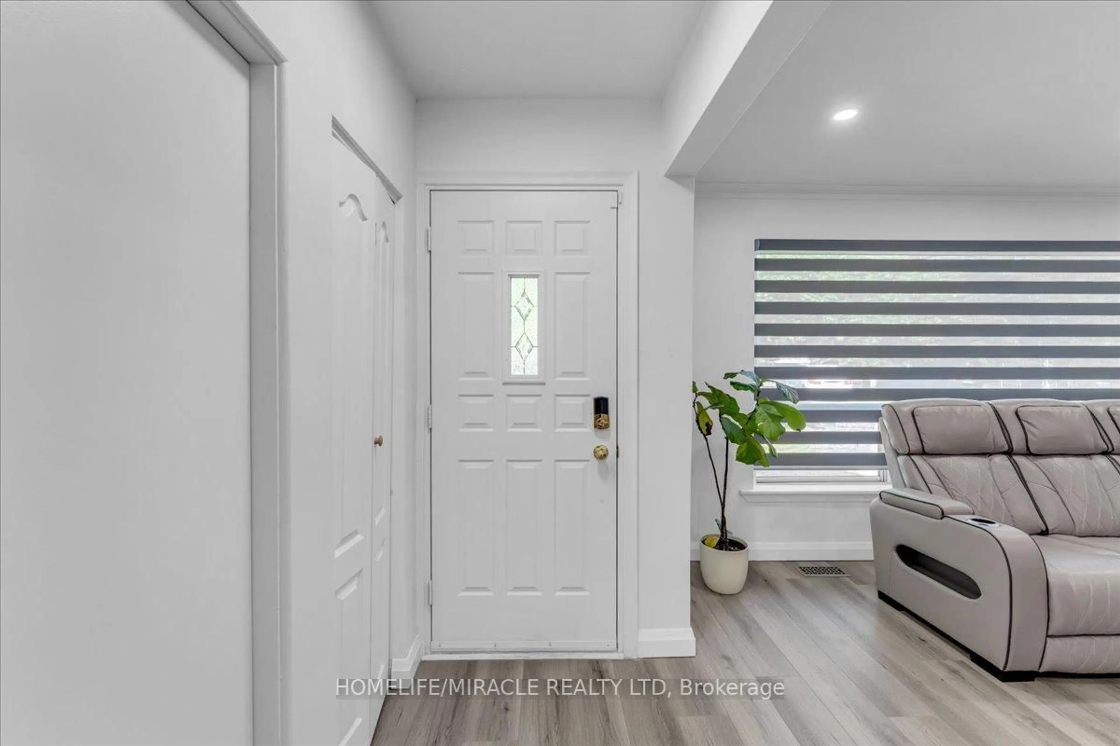 Indoor entryway for 1238 Pharmacy Ave, Toronto Ontario M1R 2H9