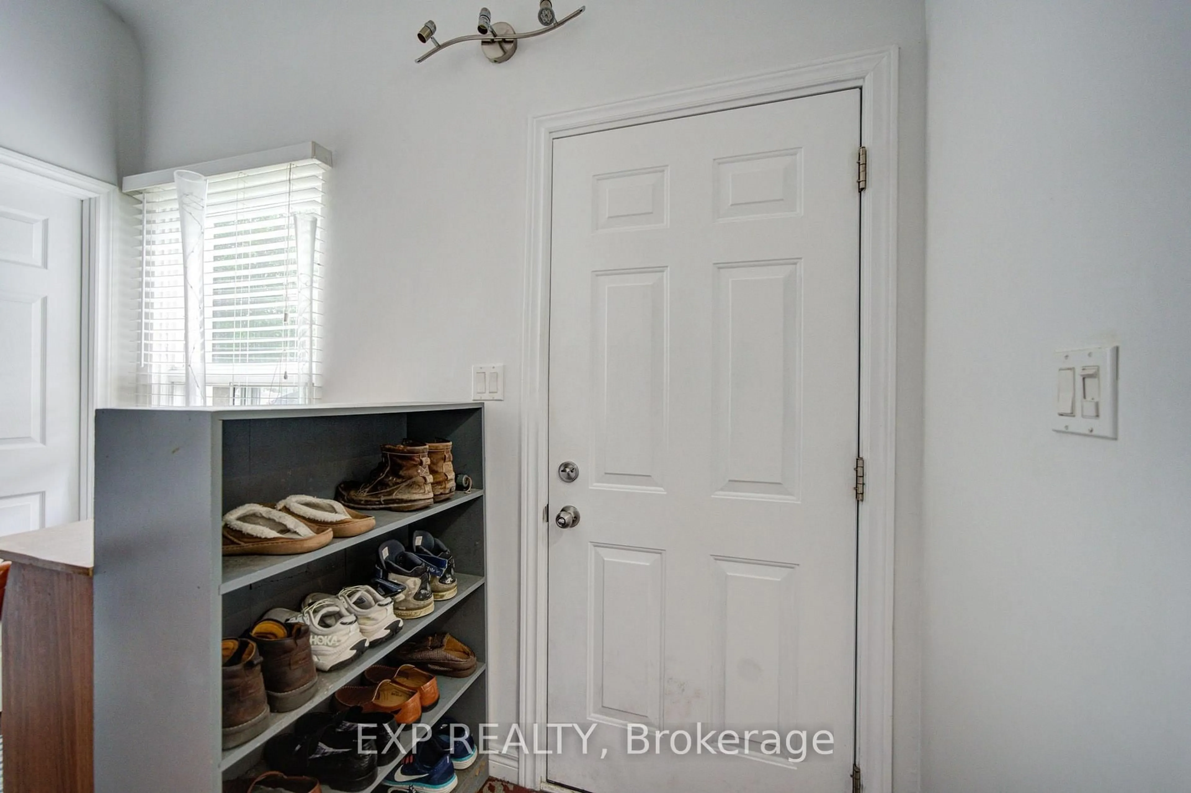 Indoor entryway for 176 Sedgemount Dr, Toronto Ontario M1H 1Y2
