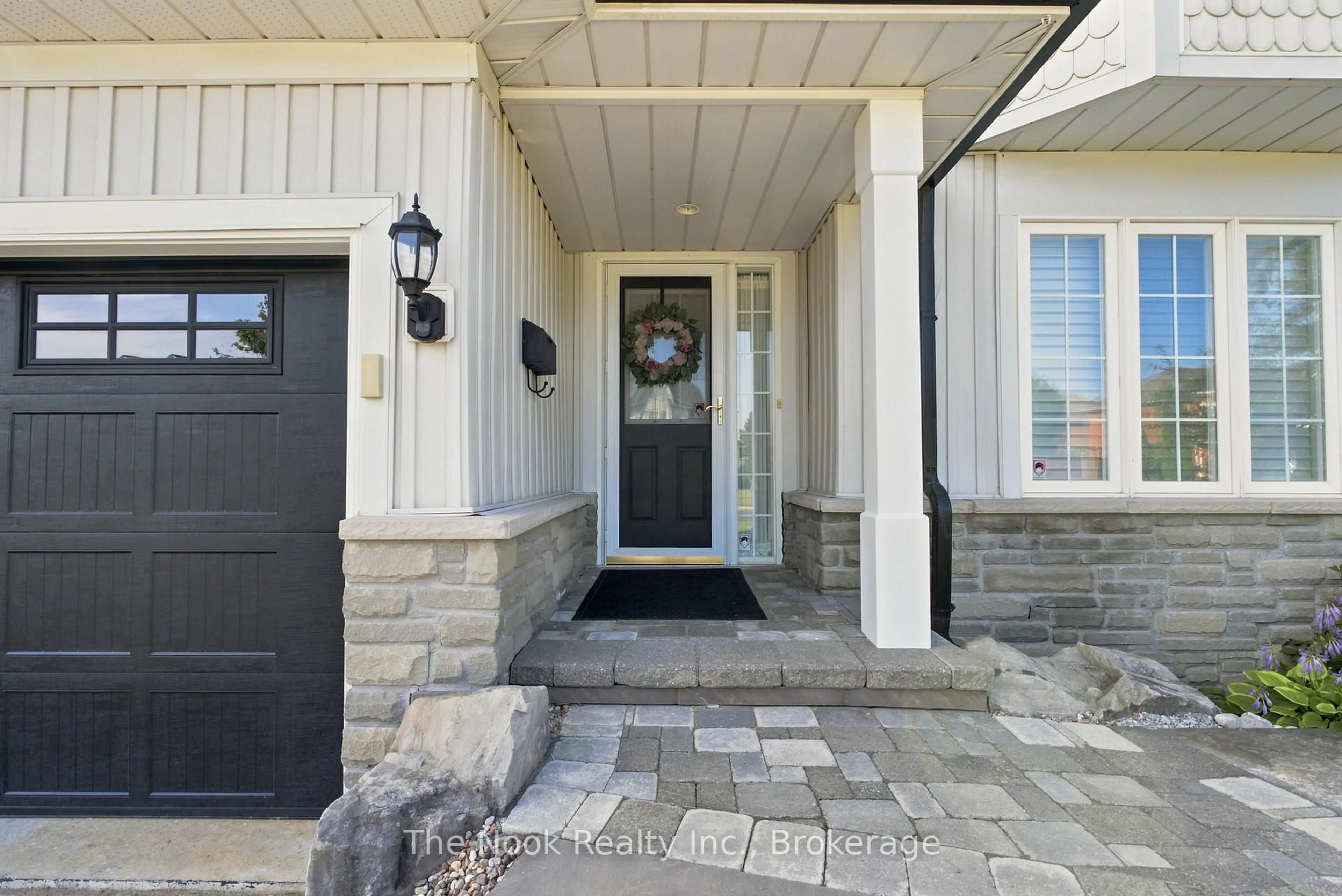 Indoor entryway for 137 Edward St, Clarington Ontario L1B 1M6