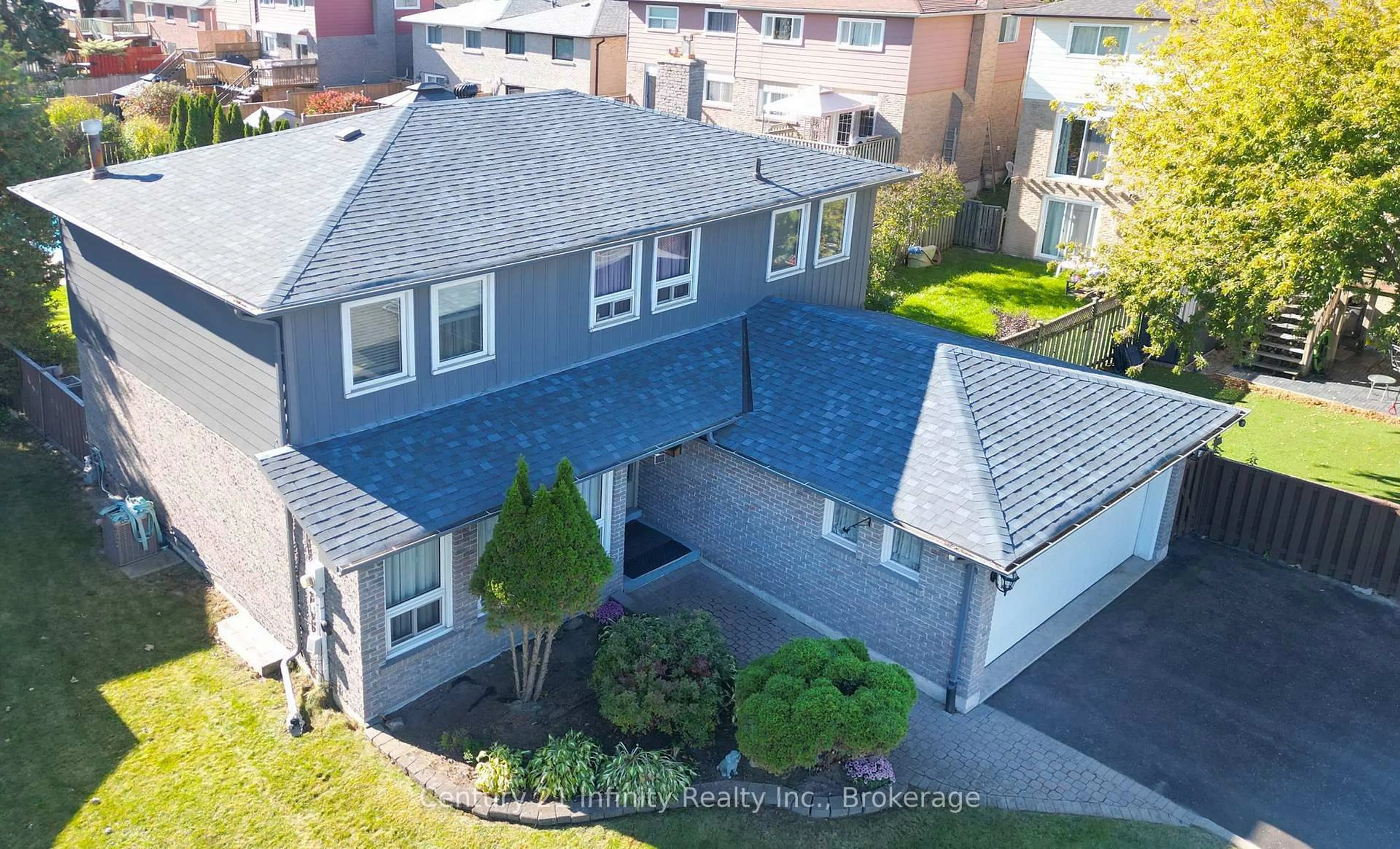 A pic from outside/outdoor area/front of a property/back of a property/a pic from drone, street for 933 Oklahoma Dr, Pickering Ontario L1W 3G1