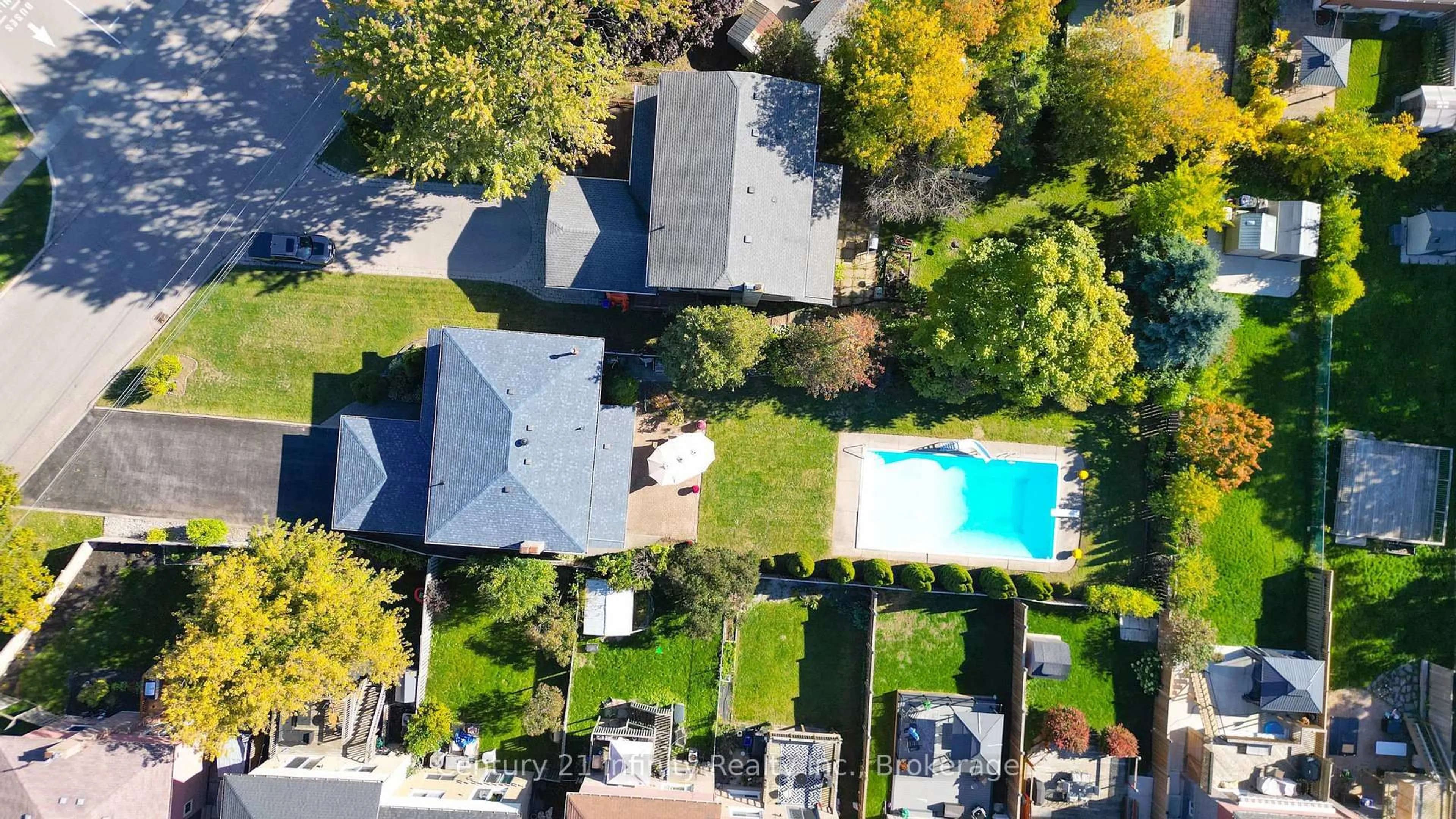 A pic from outside/outdoor area/front of a property/back of a property/a pic from drone, street for 933 Oklahoma Dr, Pickering Ontario L1W 3G1