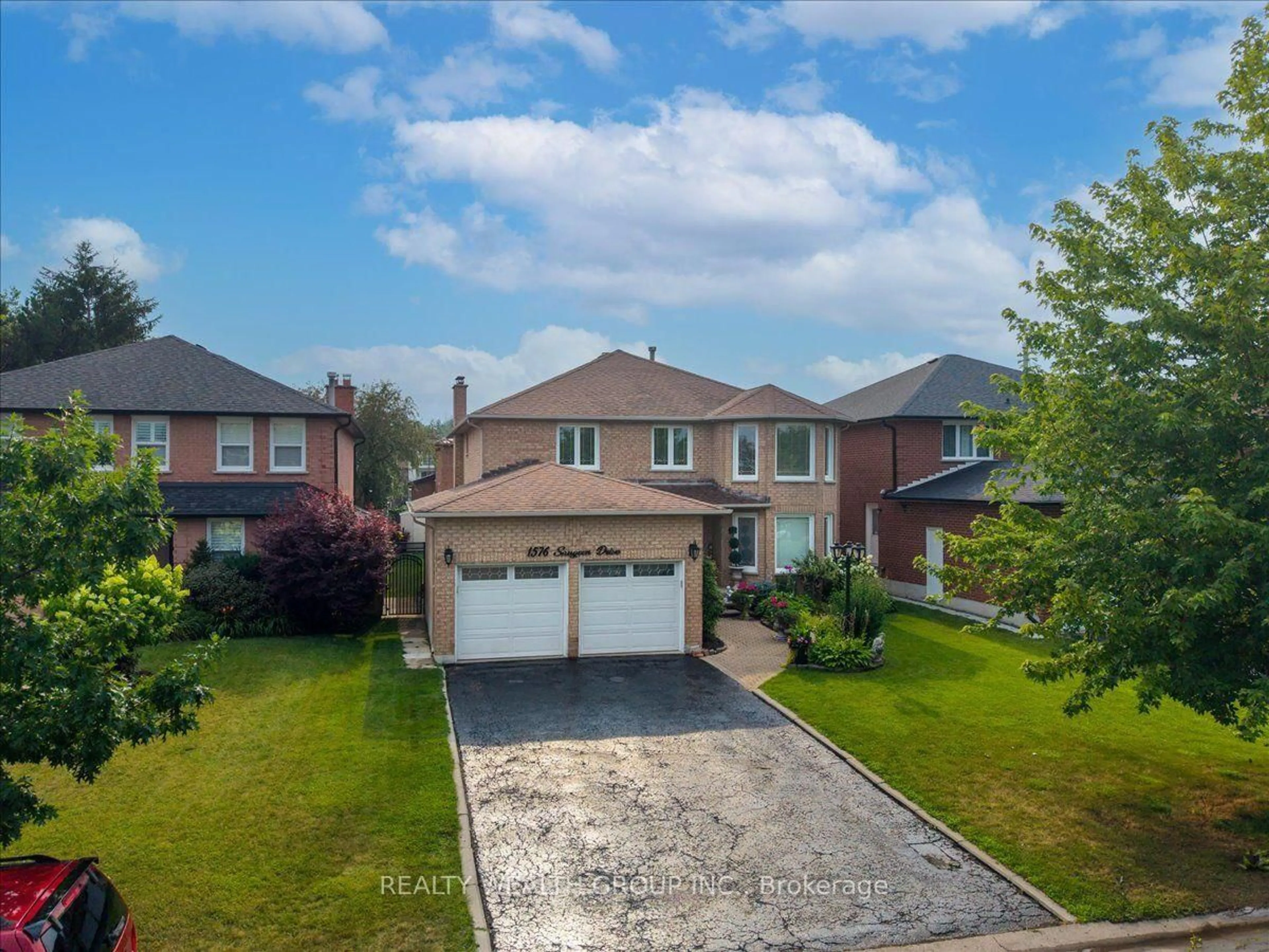 A pic from outside/outdoor area/front of a property/back of a property/a pic from drone, street for 1576 Saugeen Dr, Pickering Ontario L1V 6K8