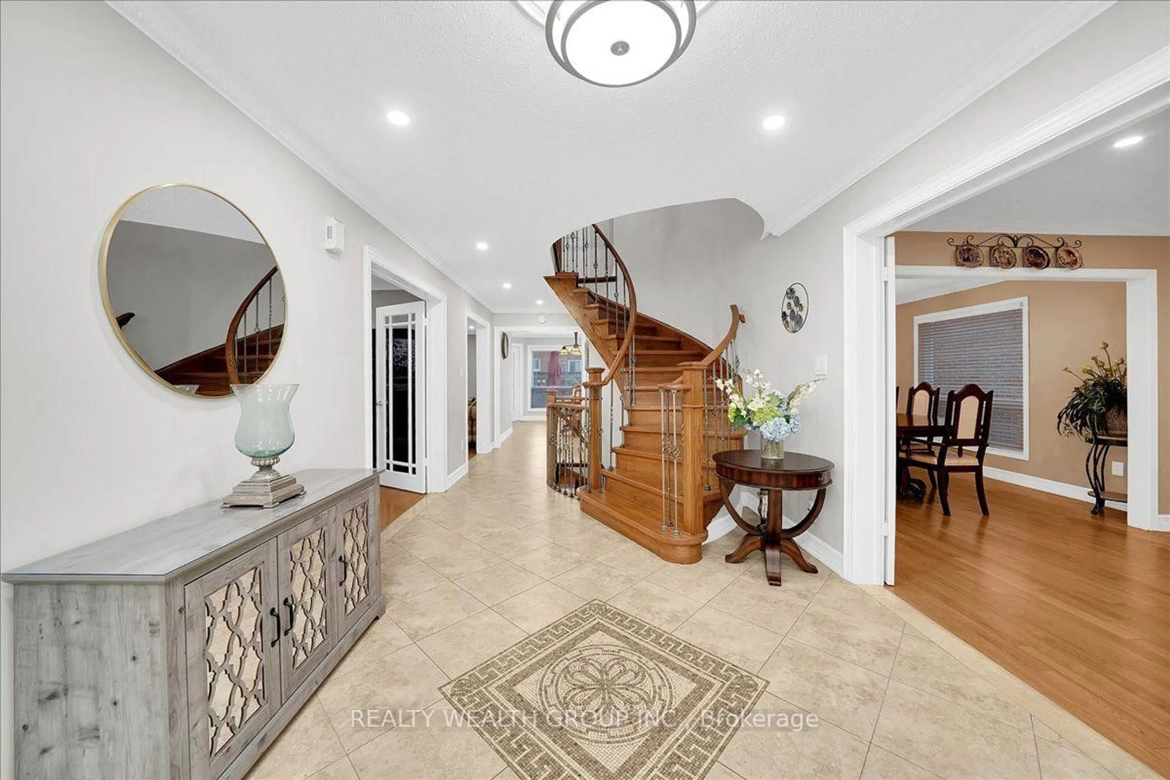 Indoor entryway for 1576 Saugeen Dr, Pickering Ontario L1V 6K8