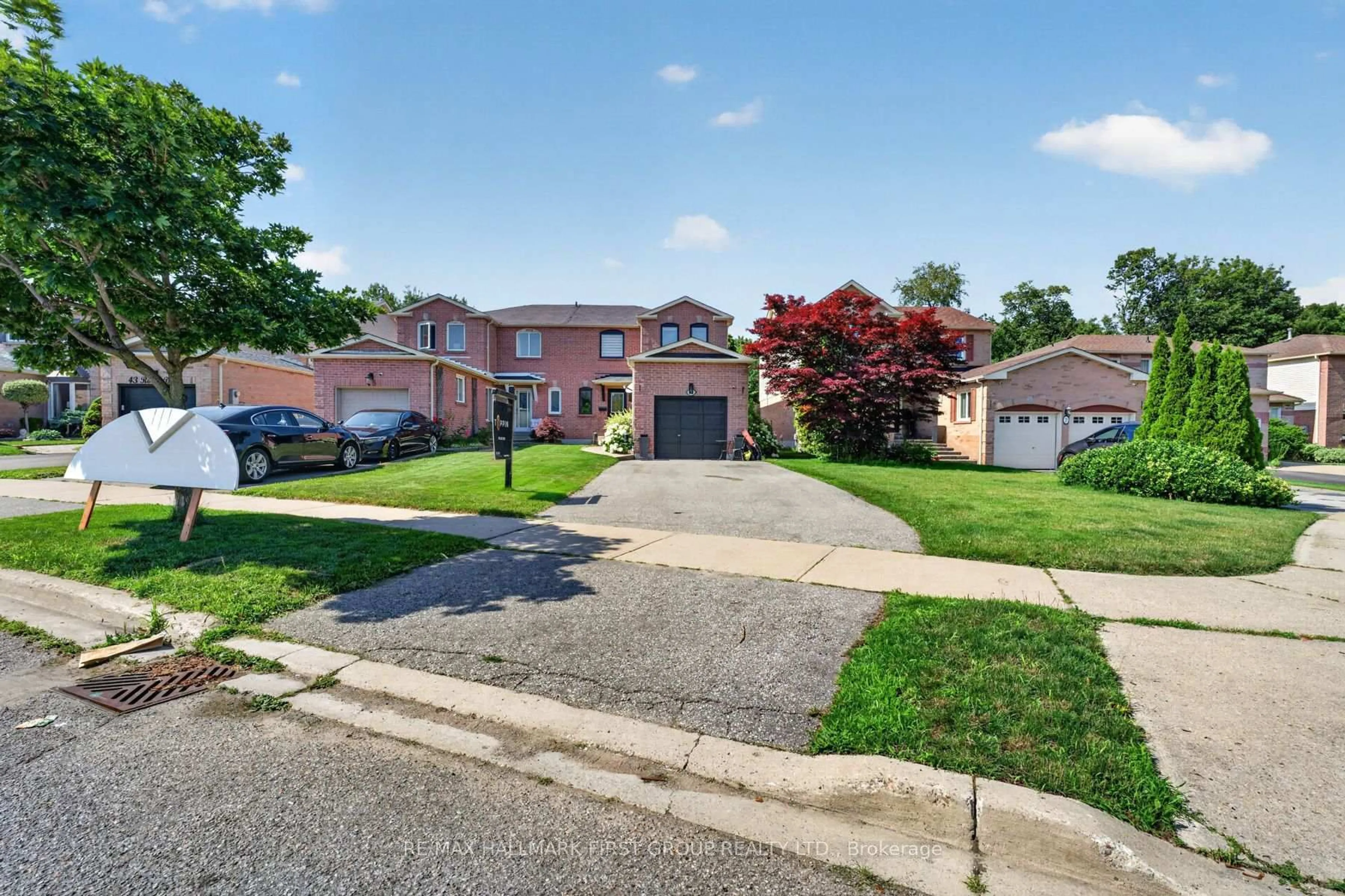 A pic from outside/outdoor area/front of a property/back of a property/a pic from drone, street for 47 Rollo Dr, Ajax Ontario L1S 7E2