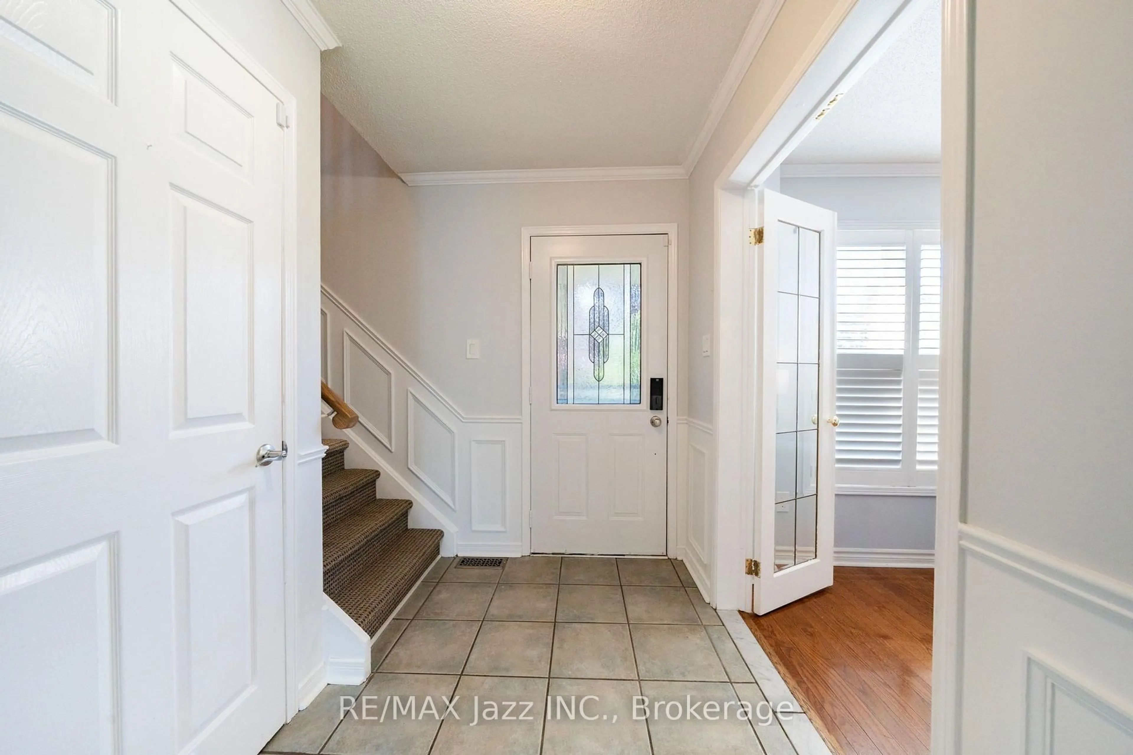 Indoor entryway for 110 Freeland Ave, Clarington Ontario L1C 4V6