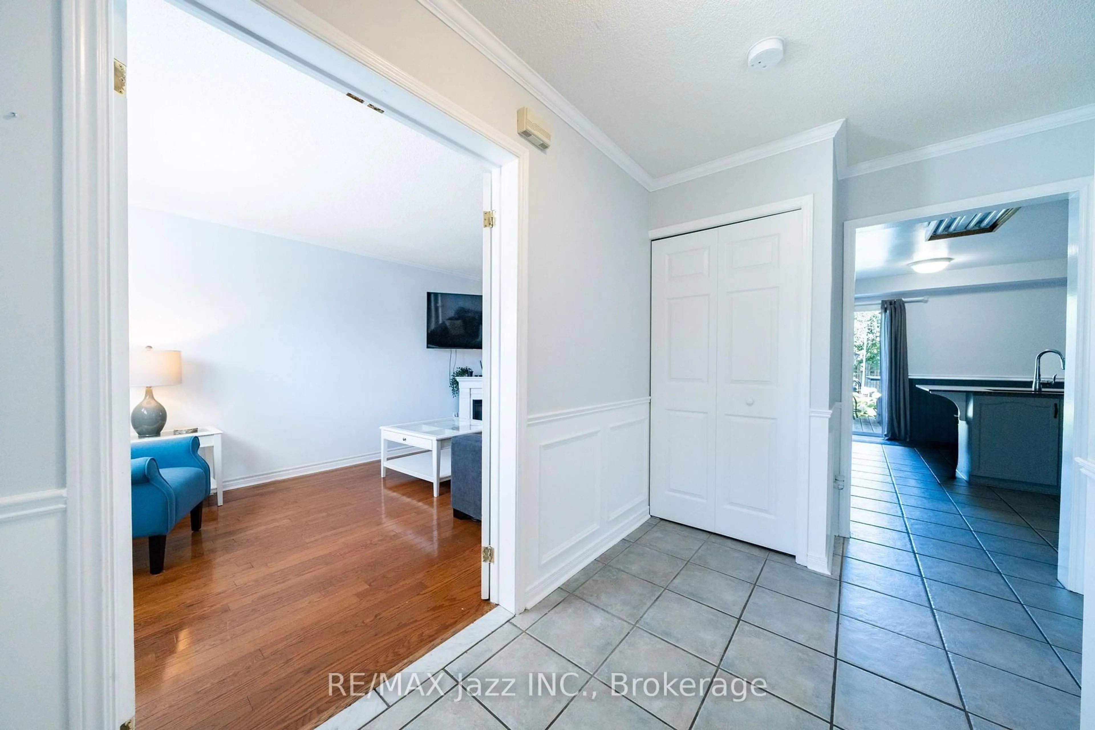 Indoor entryway for 110 Freeland Ave, Clarington Ontario L1C 4V6