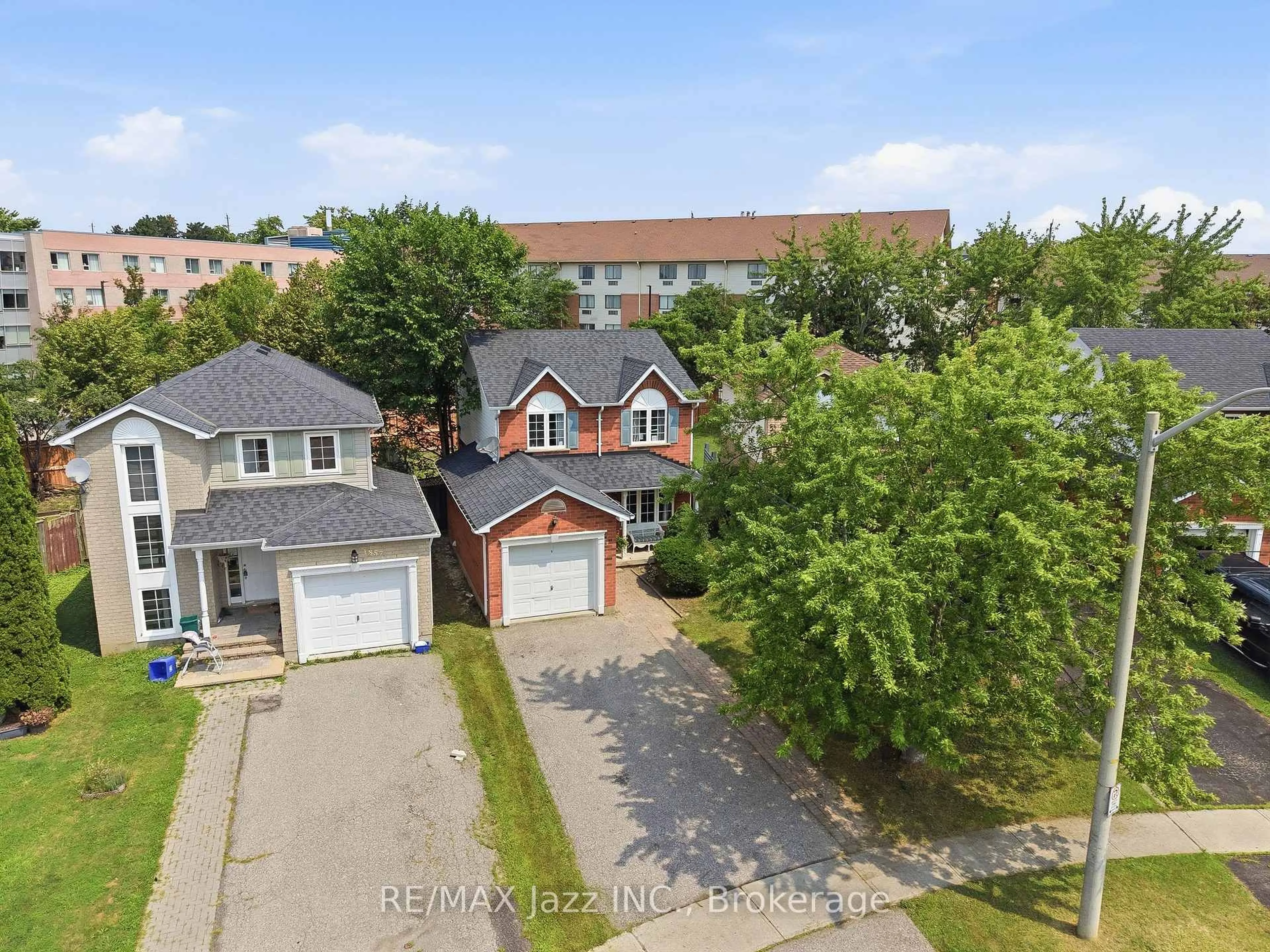A pic from outside/outdoor area/front of a property/back of a property/a pic from drone, street for 1855 Dalhousie Cres, Oshawa Ontario L1G 8C5