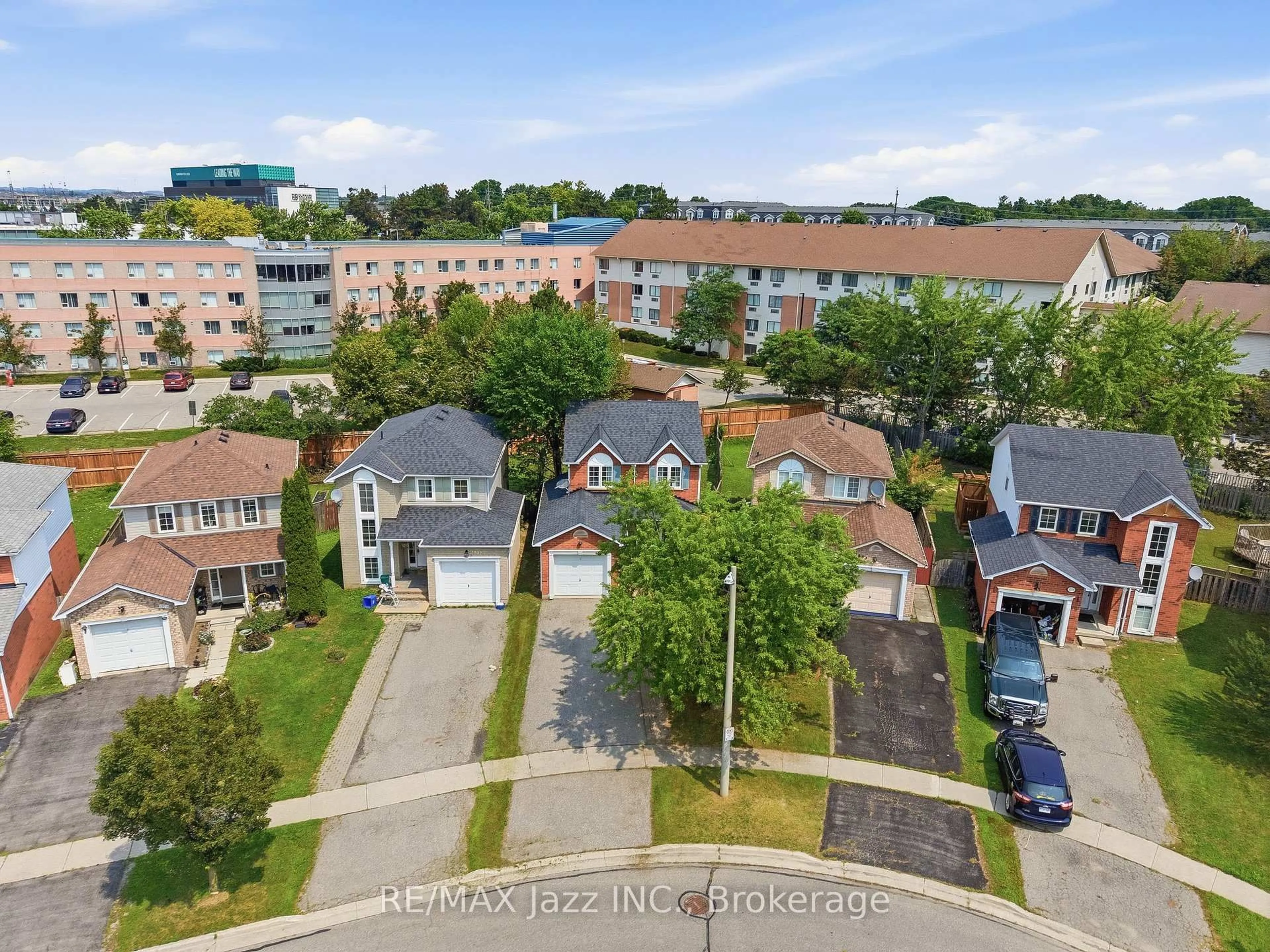 A pic from outside/outdoor area/front of a property/back of a property/a pic from drone, street for 1855 Dalhousie Cres, Oshawa Ontario L1G 8C5