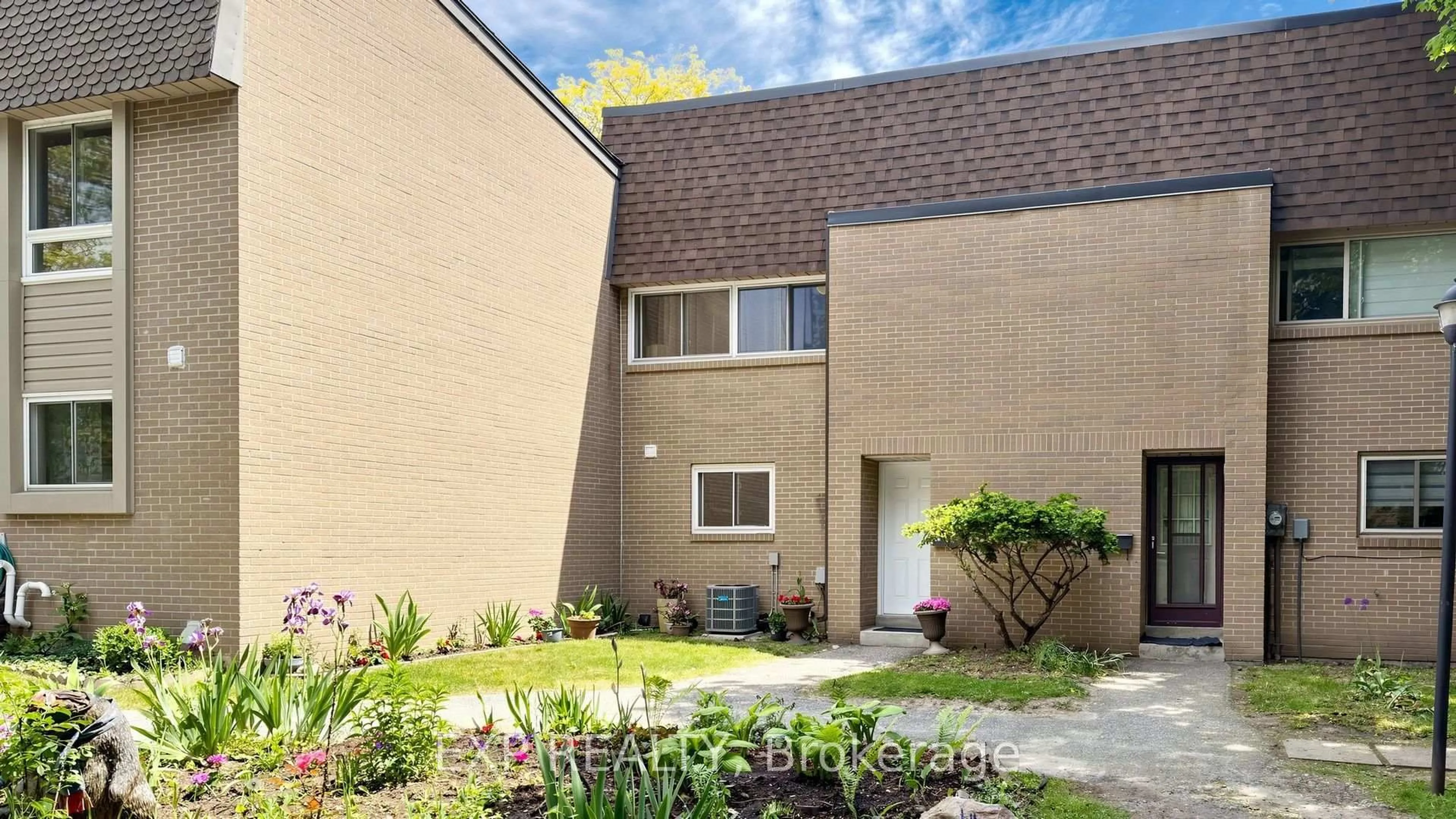 Patio, street for 1235 Radom St, Pickering Ontario L1W 1J3