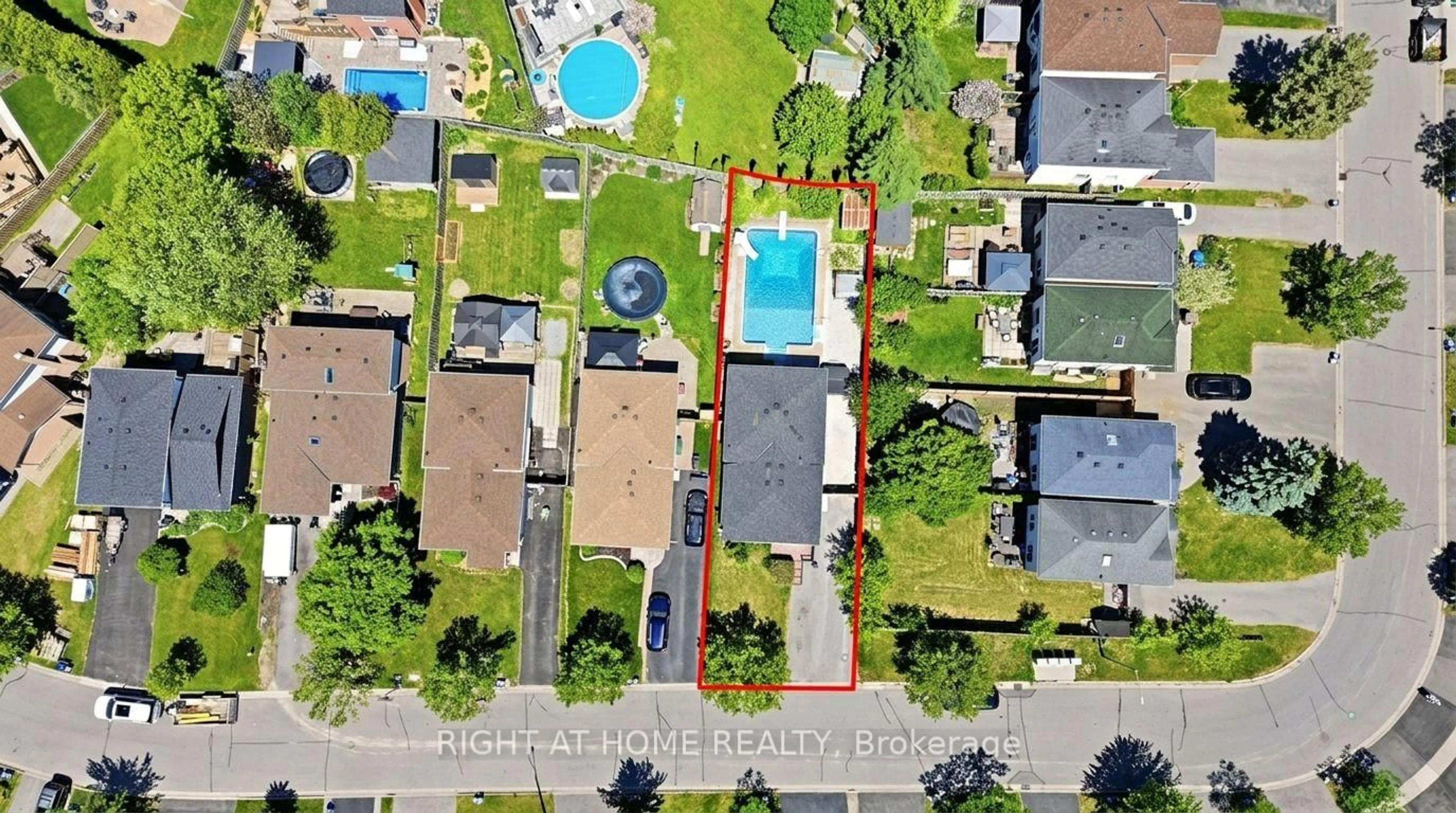 A pic from outside/outdoor area/front of a property/back of a property/a pic from drone, street for 68 Overbank Dr, Oshawa Ontario L1J 7Y8