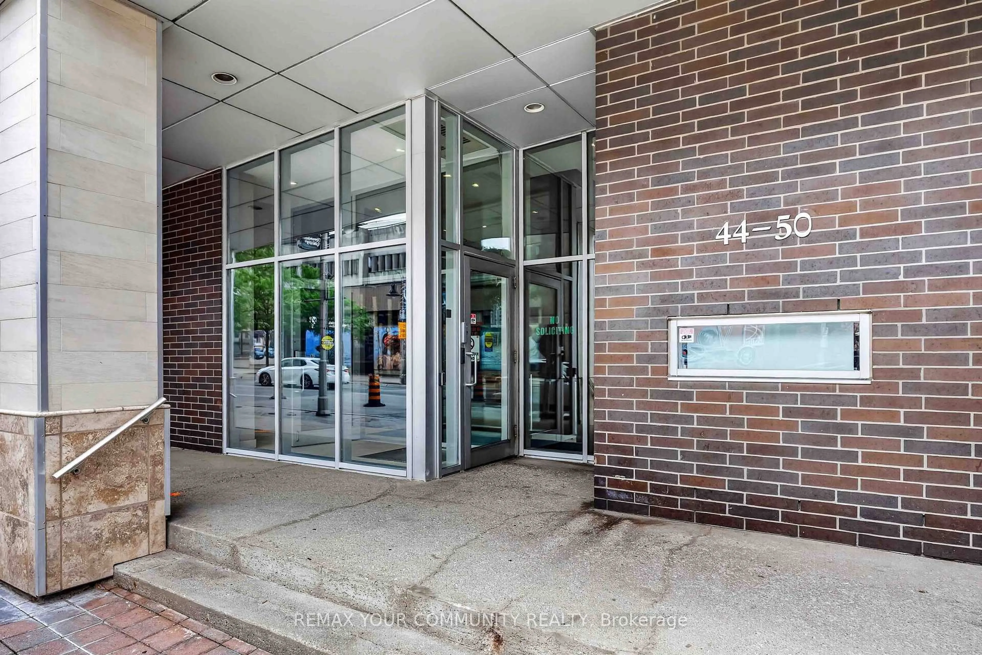 Indoor foyer for 44 Bond St #101, Oshawa Ontario L1G 6R2