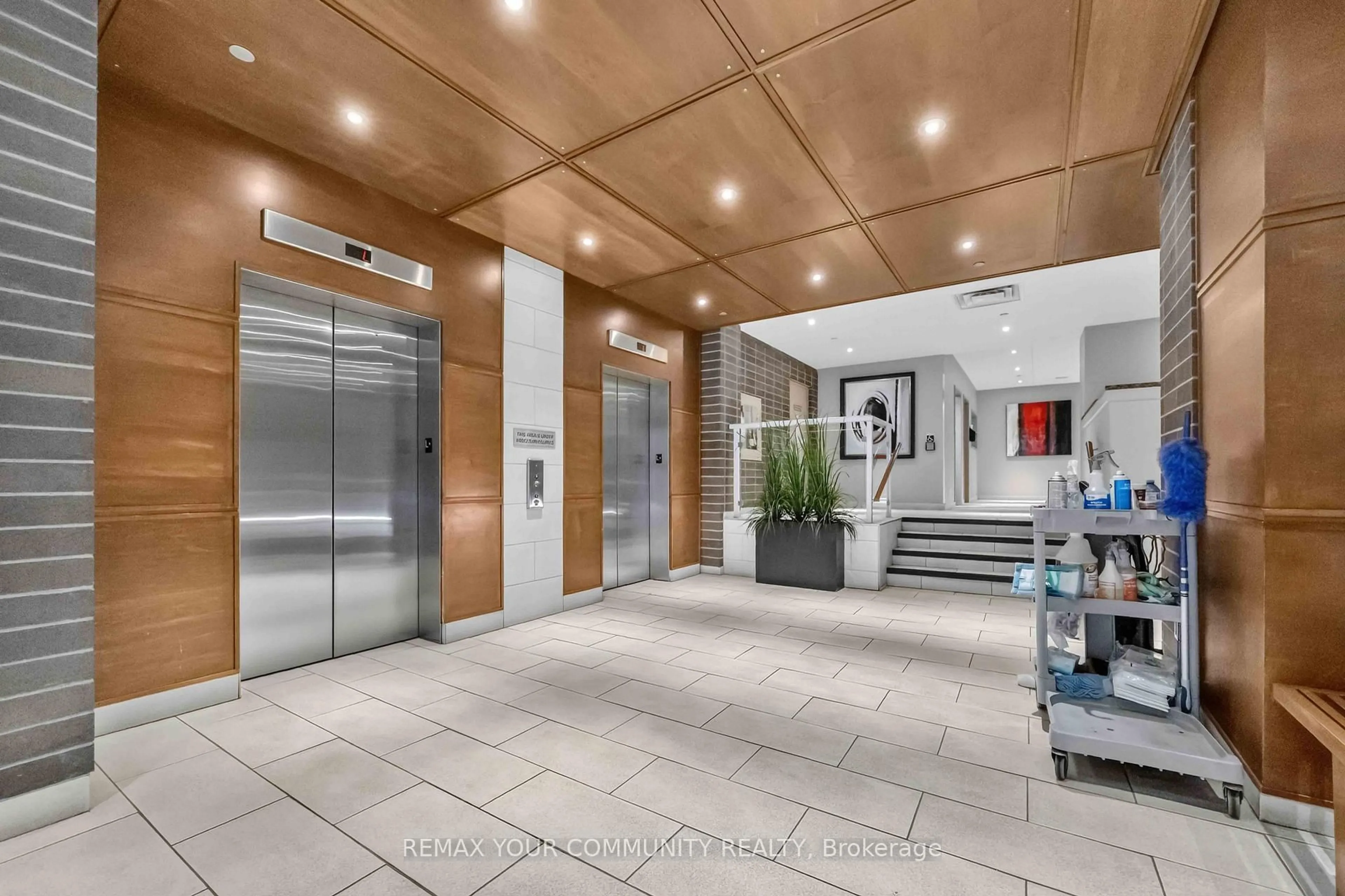 Indoor foyer for 44 Bond St #101, Oshawa Ontario L1G 6R2