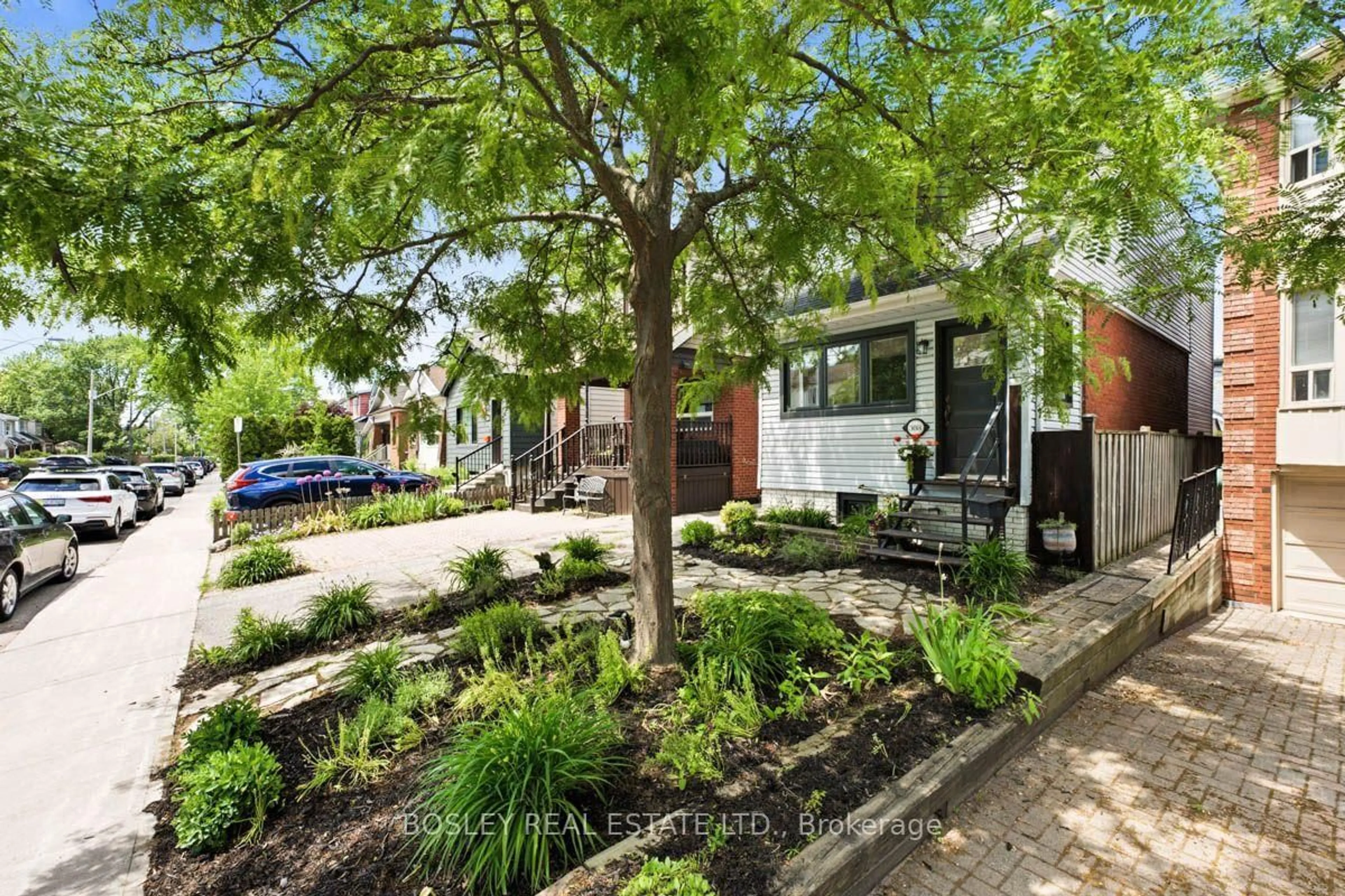 A pic from outside/outdoor area/front of a property/back of a property/a pic from drone, street for 308 Springdale Blvd, Toronto Ontario M4C 2A2