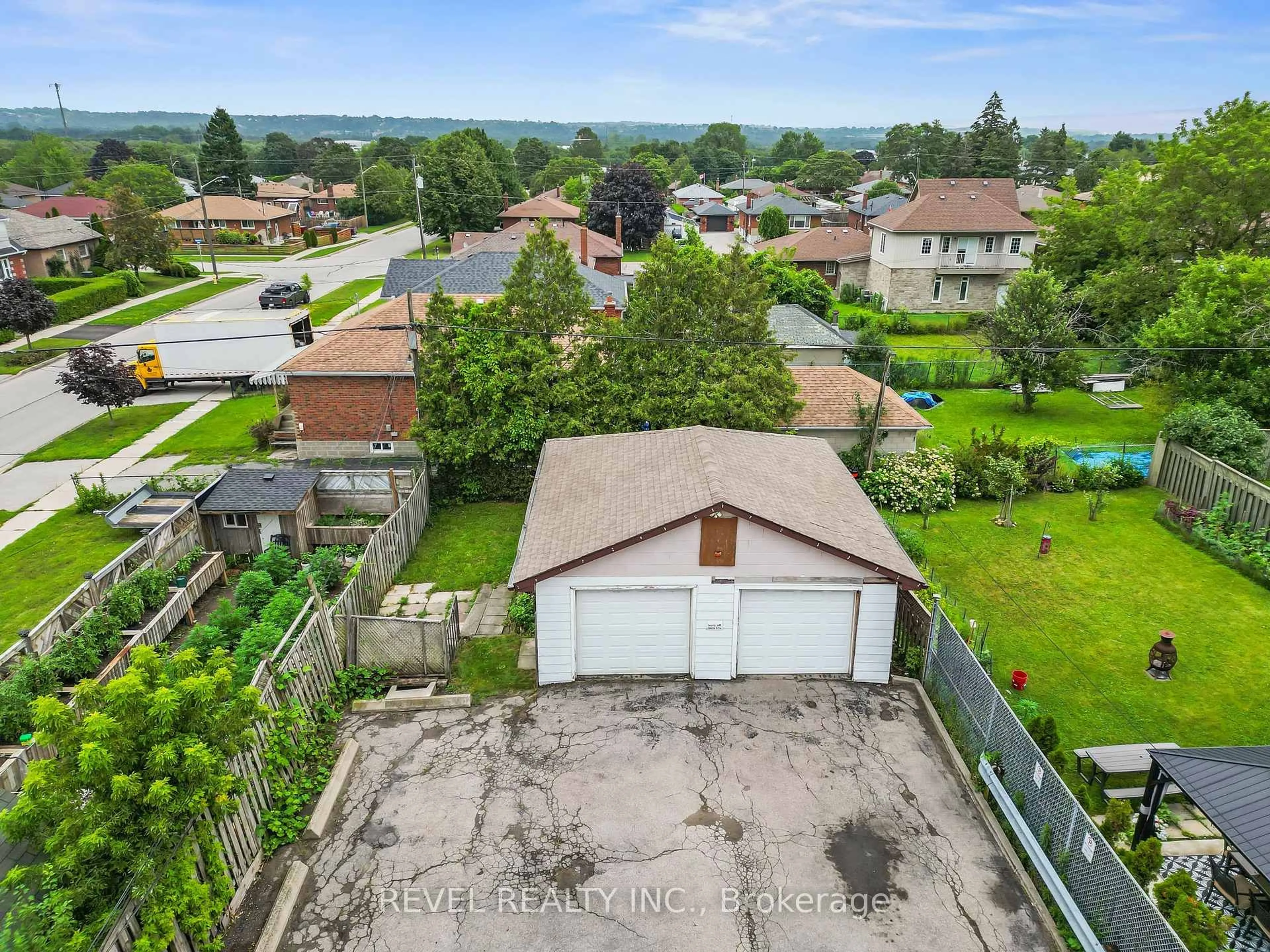 A pic from outside/outdoor area/front of a property/back of a property/a pic from drone, street for 863 Ritson Rd, Oshawa Ontario L1H 5L5