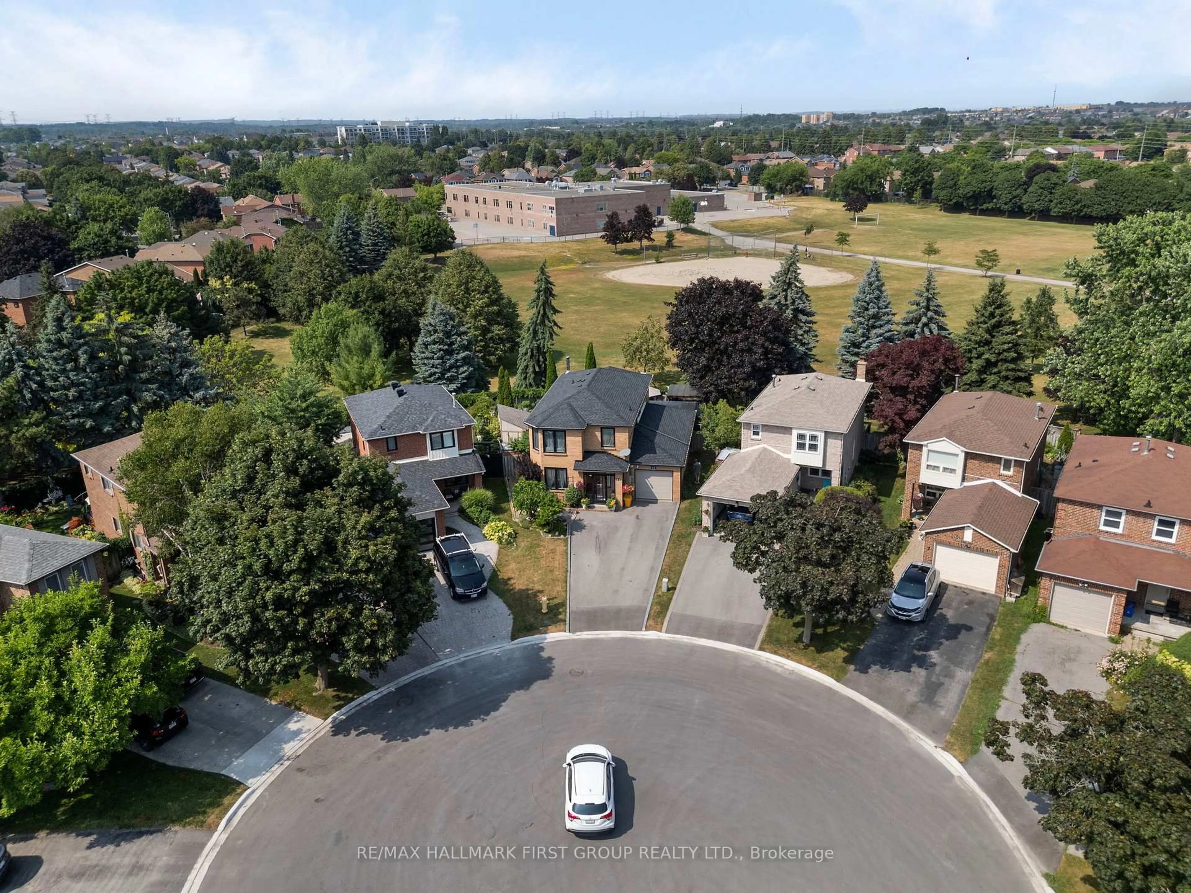 A pic from outside/outdoor area/front of a property/back of a property/a pic from drone, street for 11 Bowers Crt, Ajax Ontario L1T 2L6
