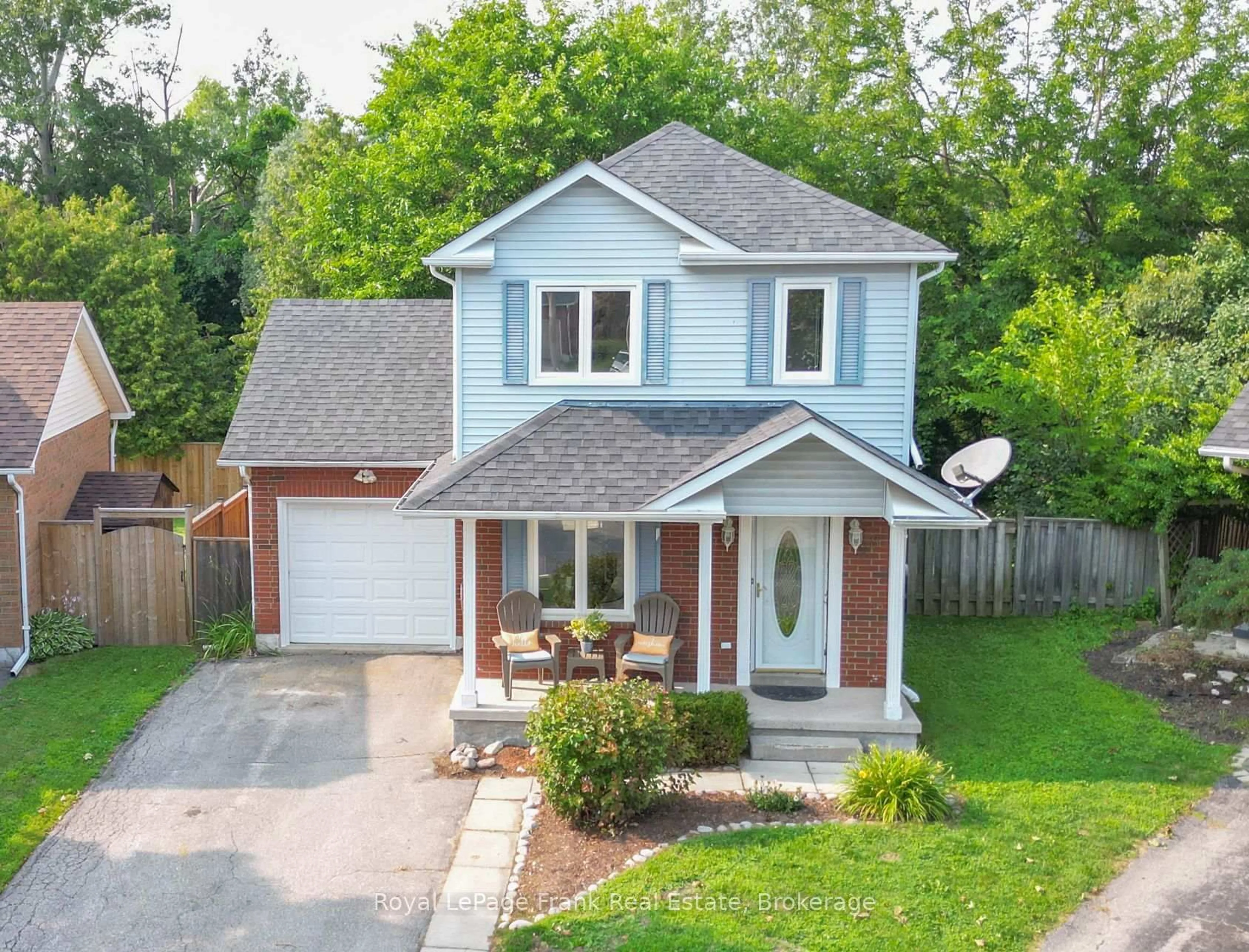A pic from outside/outdoor area/front of a property/back of a property/a pic from drone, street for 38 Longwood Crt, Clarington Ontario L1E 1R7