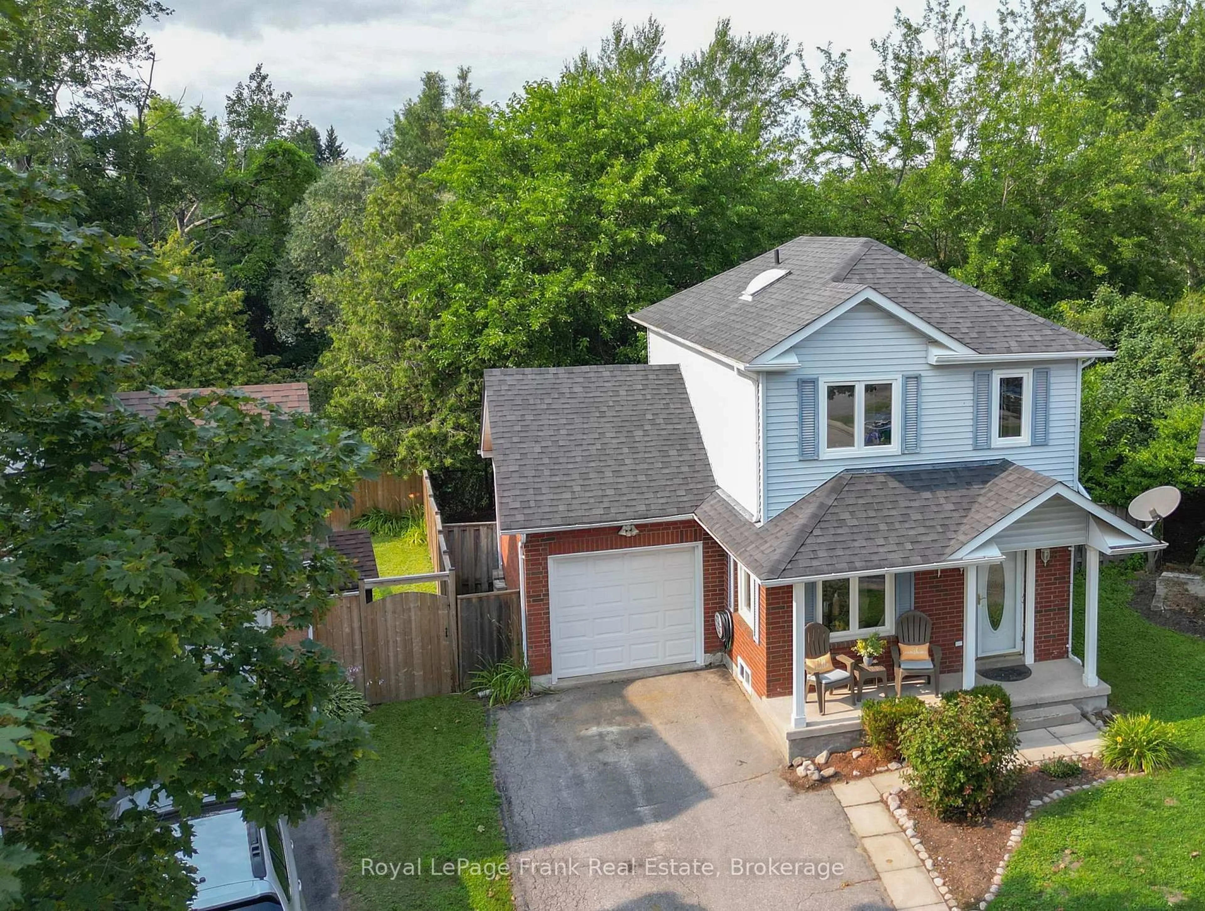 A pic from outside/outdoor area/front of a property/back of a property/a pic from drone, street for 38 Longwood Crt, Clarington Ontario L1E 1R7