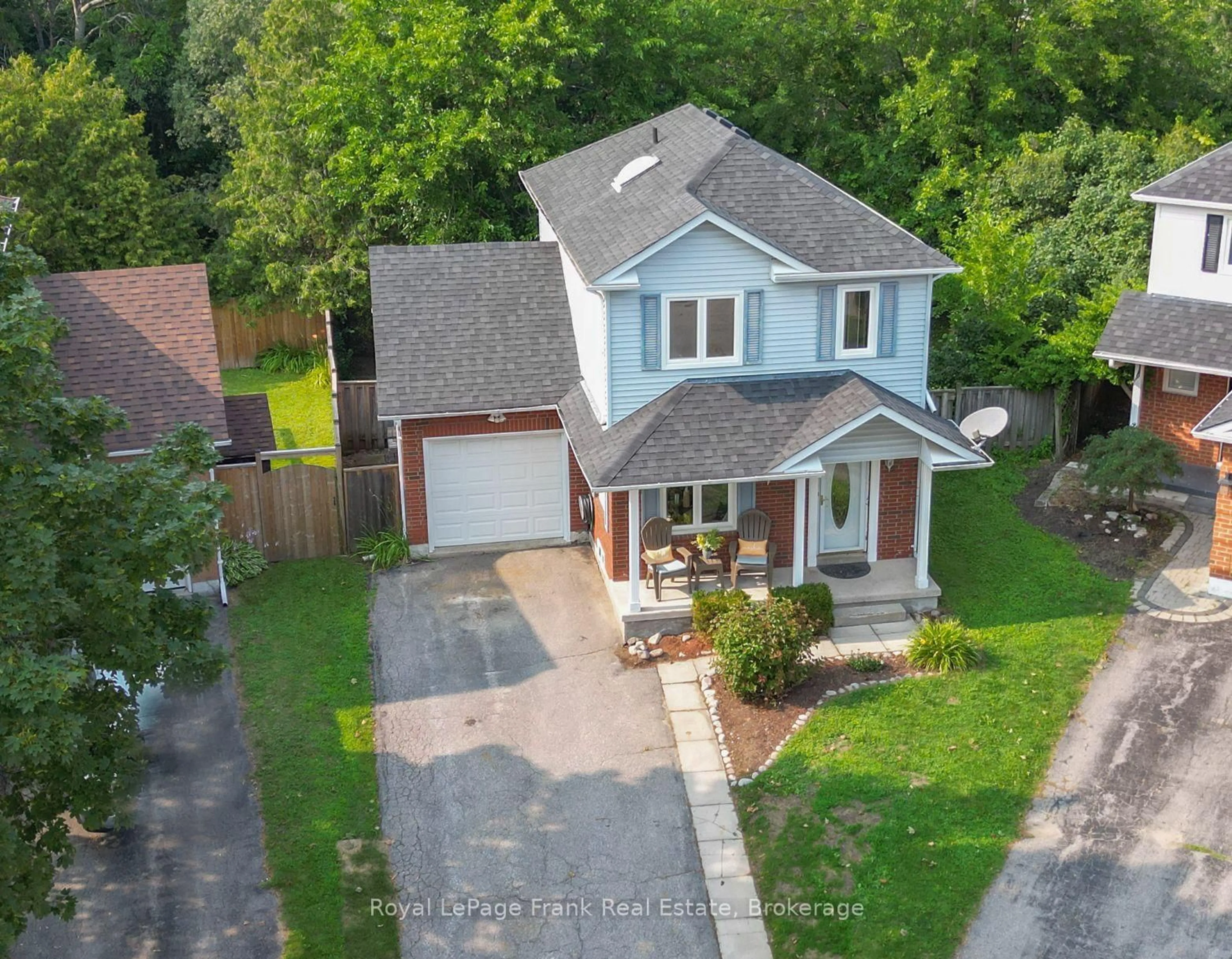 A pic from outside/outdoor area/front of a property/back of a property/a pic from drone, street for 38 Longwood Crt, Clarington Ontario L1E 1R7