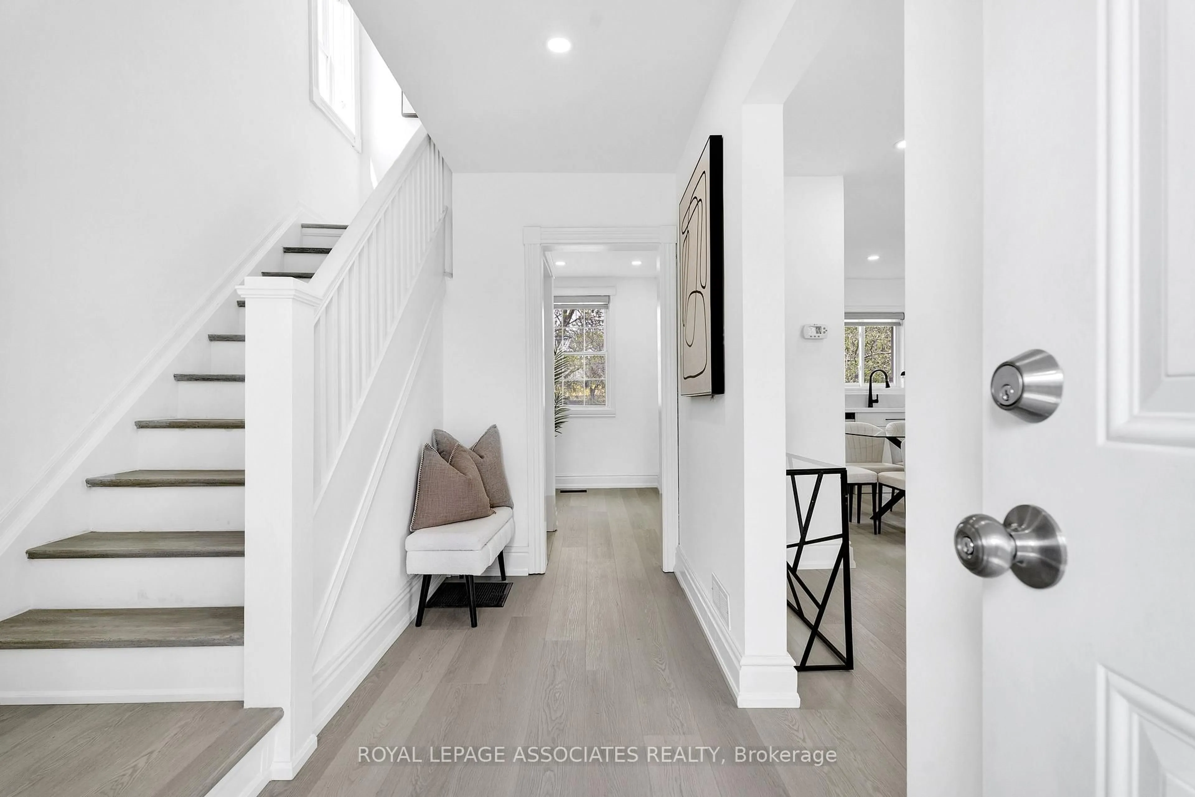 Indoor entryway for 42 Rossland Rd, Oshawa Ontario L1G 2W1