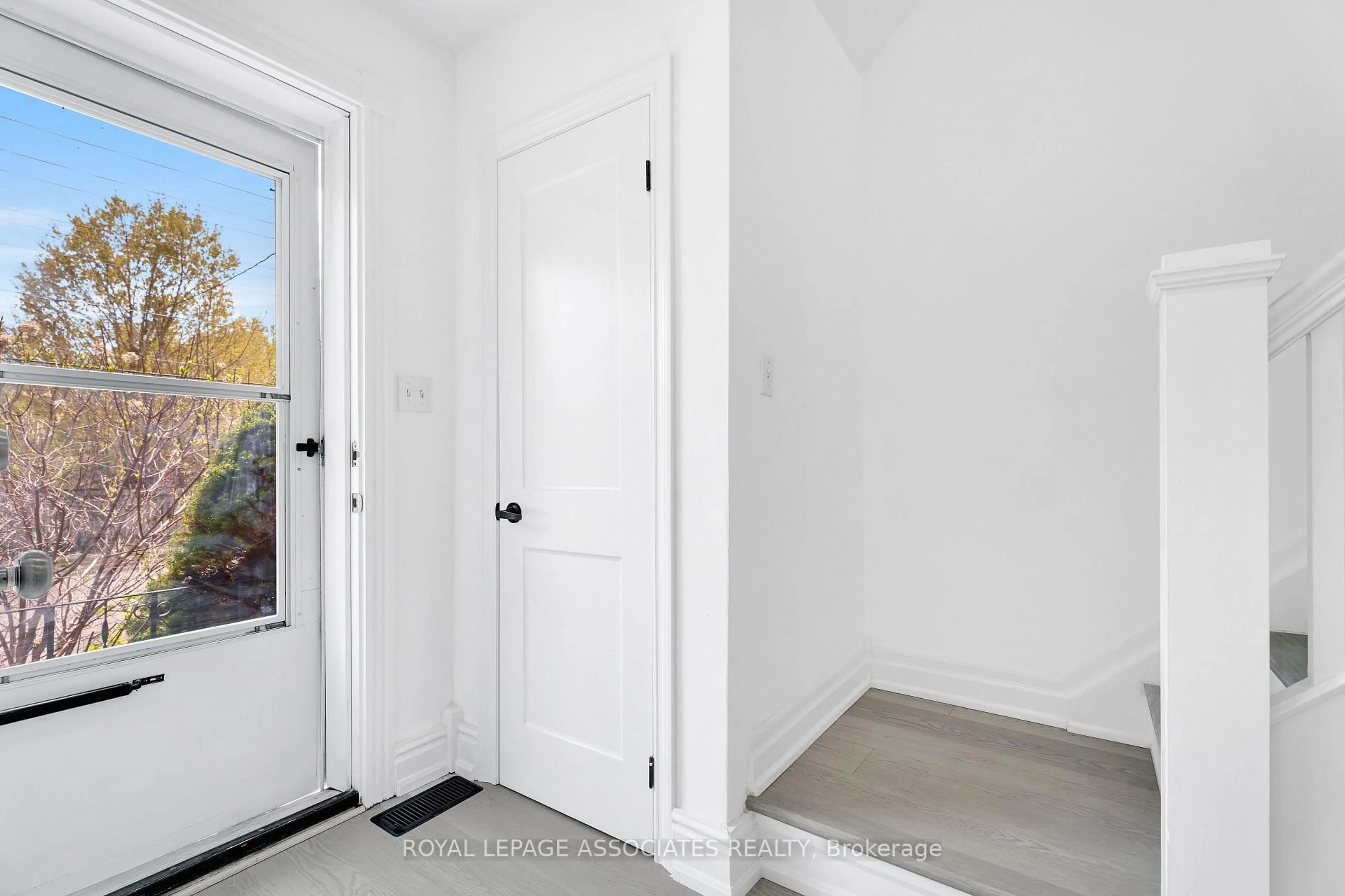 Indoor entryway for 42 Rossland Rd, Oshawa Ontario L1G 2W1