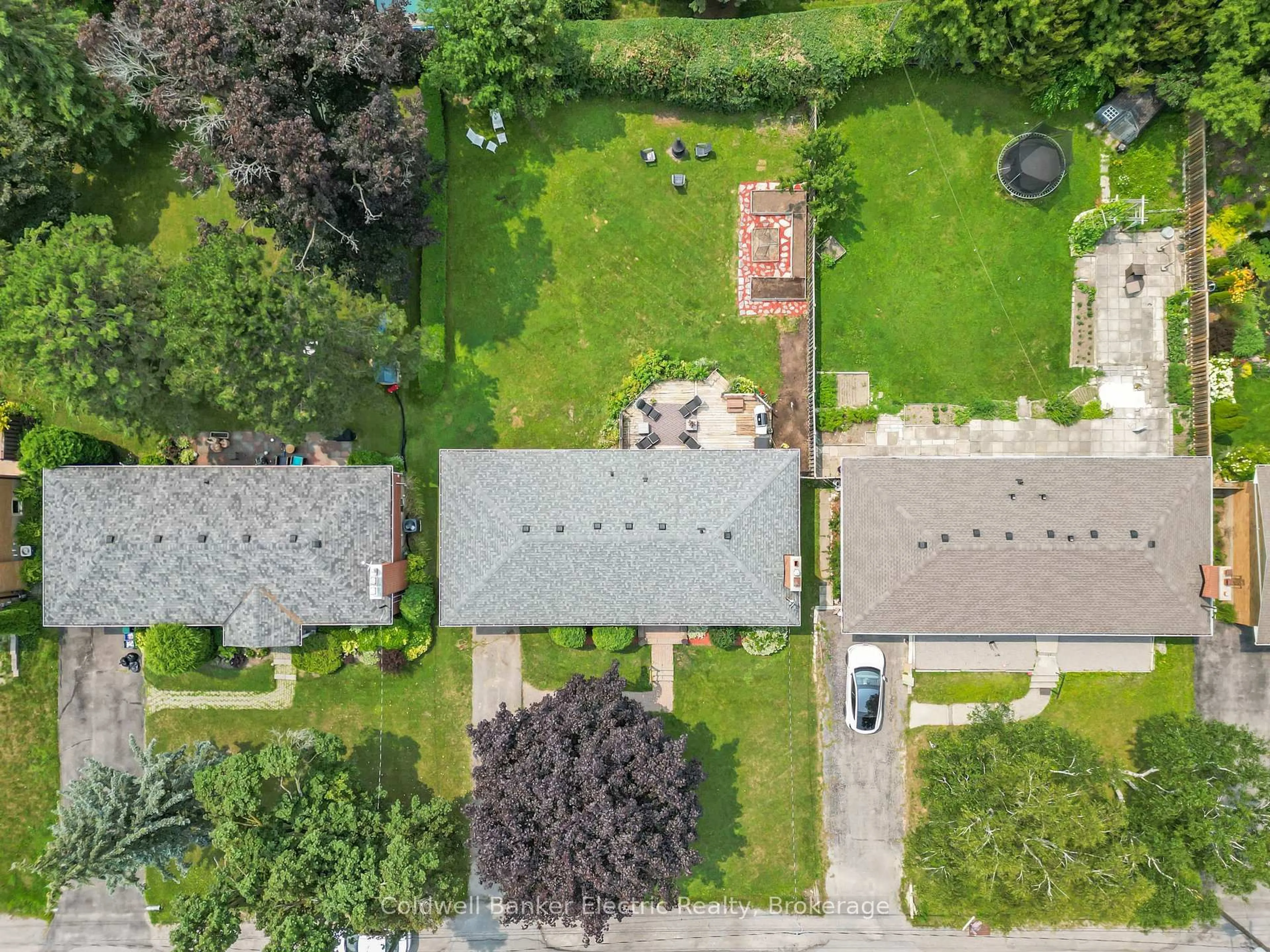 A pic from outside/outdoor area/front of a property/back of a property/a pic from drone, street for 326 Cochrane St, Whitby Ontario L1N 5J3