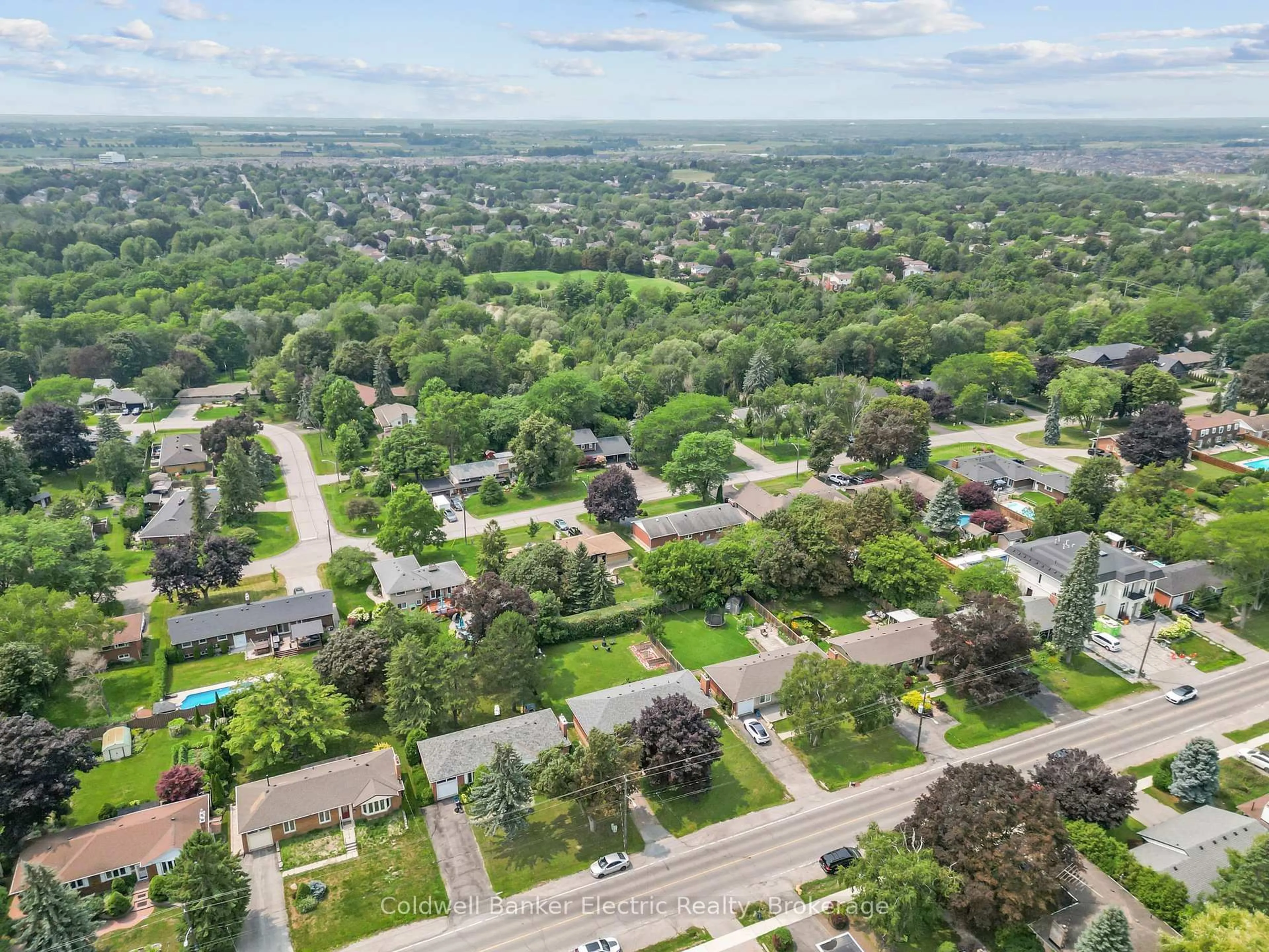 A pic from outside/outdoor area/front of a property/back of a property/a pic from drone, street for 326 Cochrane St, Whitby Ontario L1N 5J3