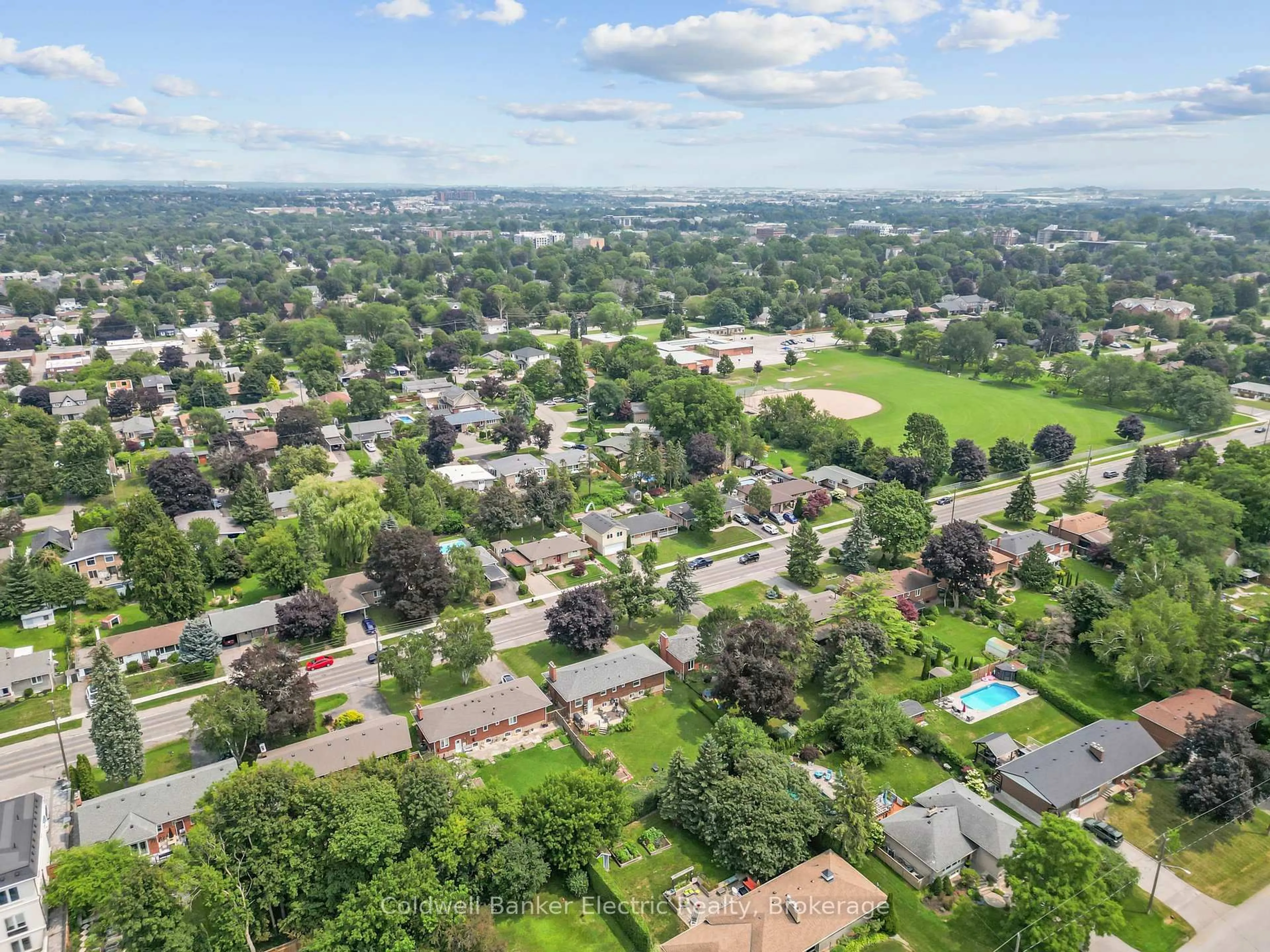A pic from outside/outdoor area/front of a property/back of a property/a pic from drone, mountain view for 326 Cochrane St, Whitby Ontario L1N 5J3