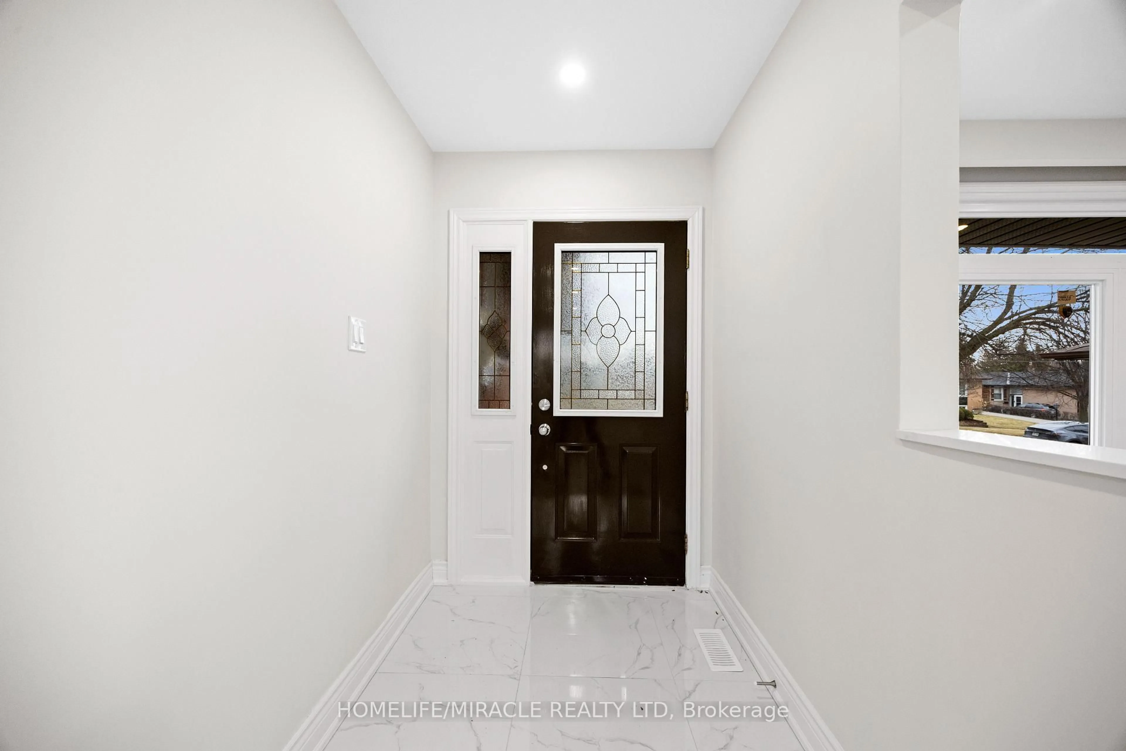Indoor entryway for 46 Flintwick Dr, Toronto Ontario M1P 4G9