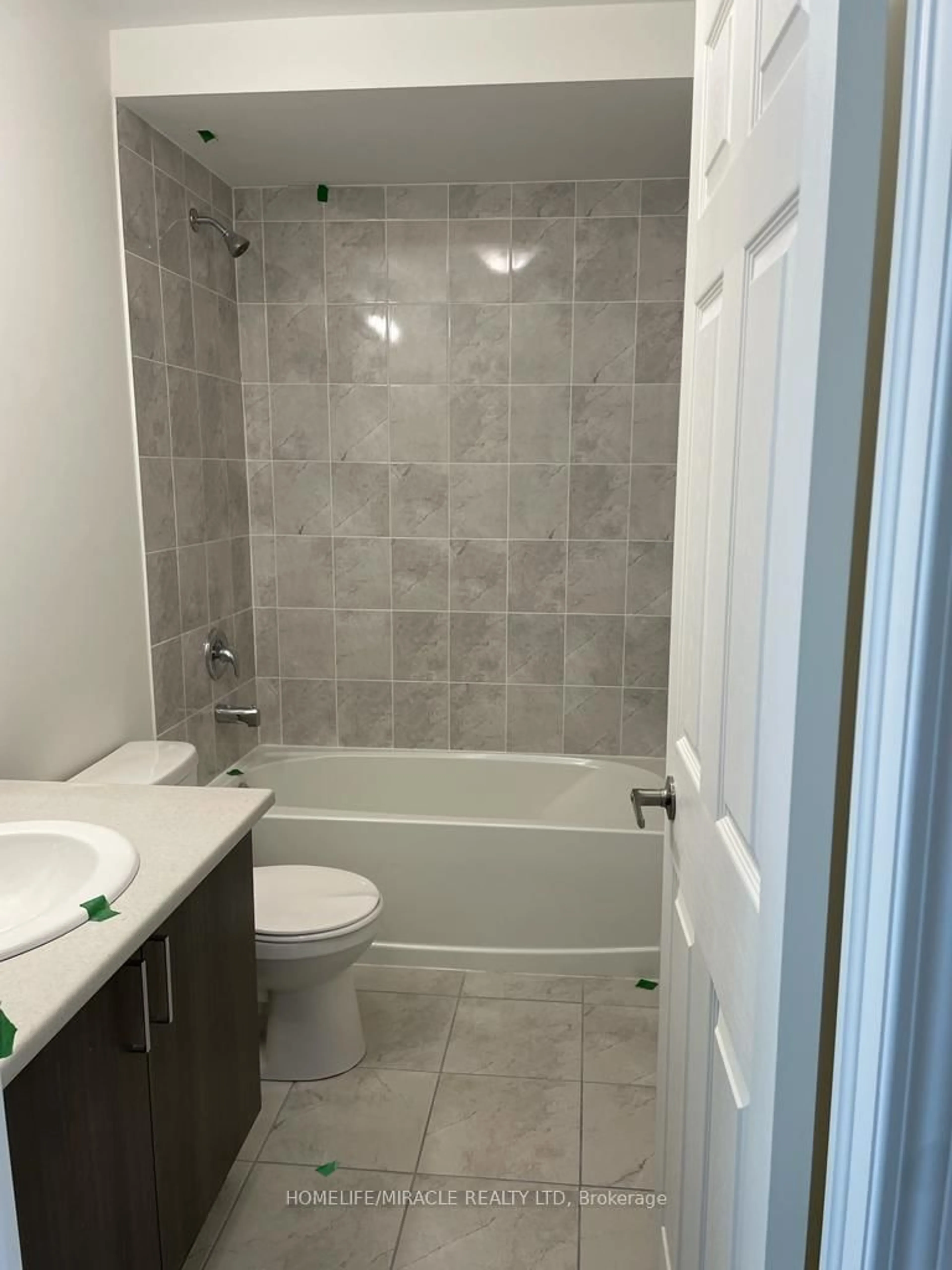 Standard bathroom, ceramic/tile floor for 1392 Coral Springs Path, Oshawa Ontario L1K 3G1