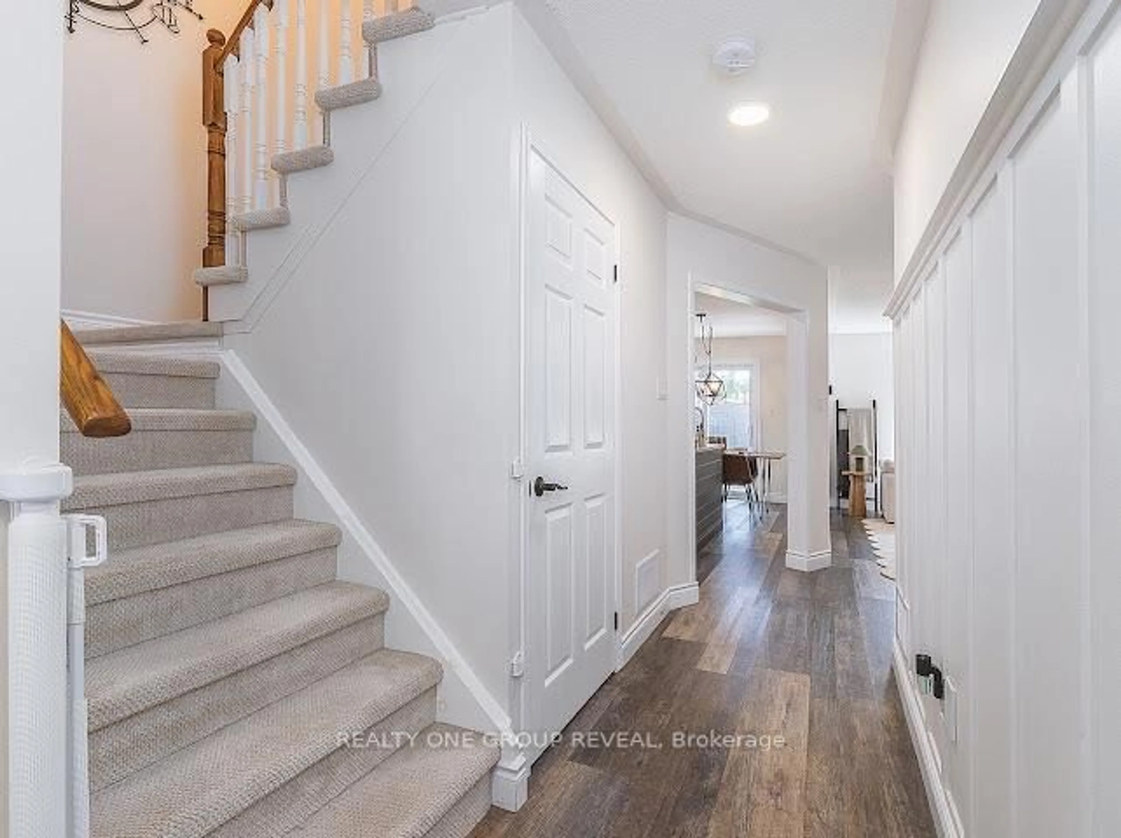 Indoor entryway for 6 Steinway Dr, Scugog Ontario L9L 1V3