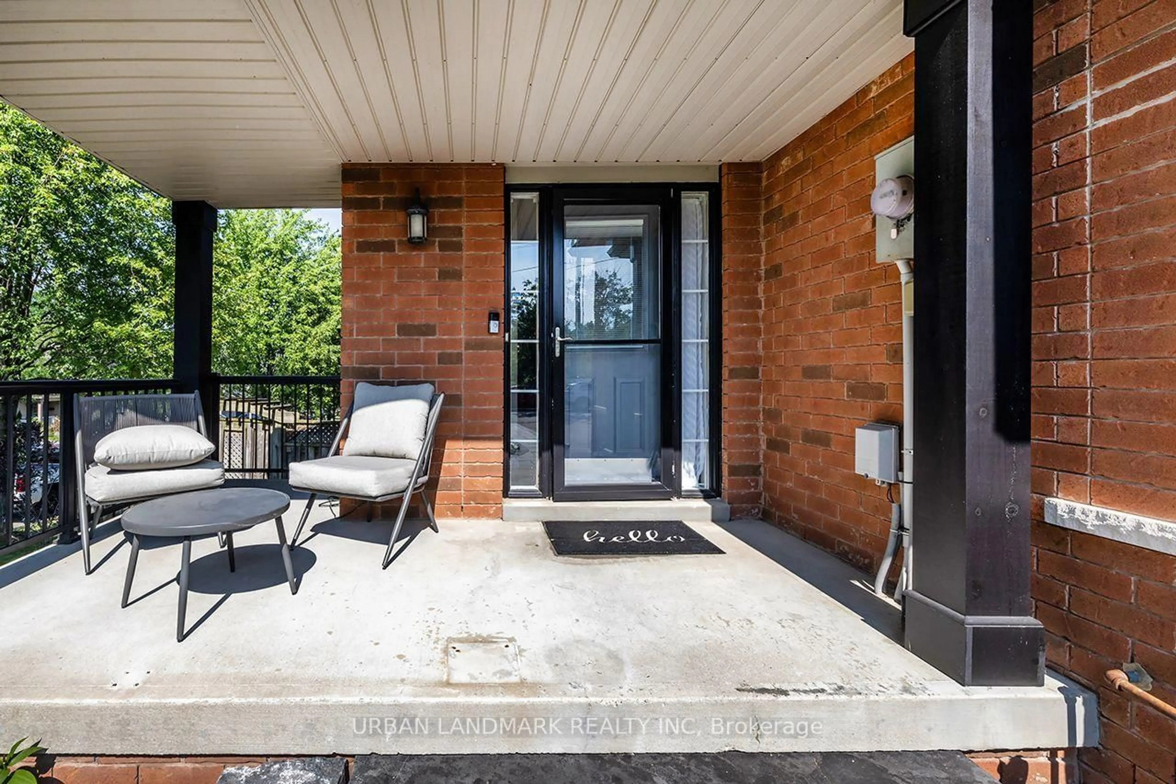 Patio, street for 69 Dodds Sq, Clarington Ontario L1C 5N2