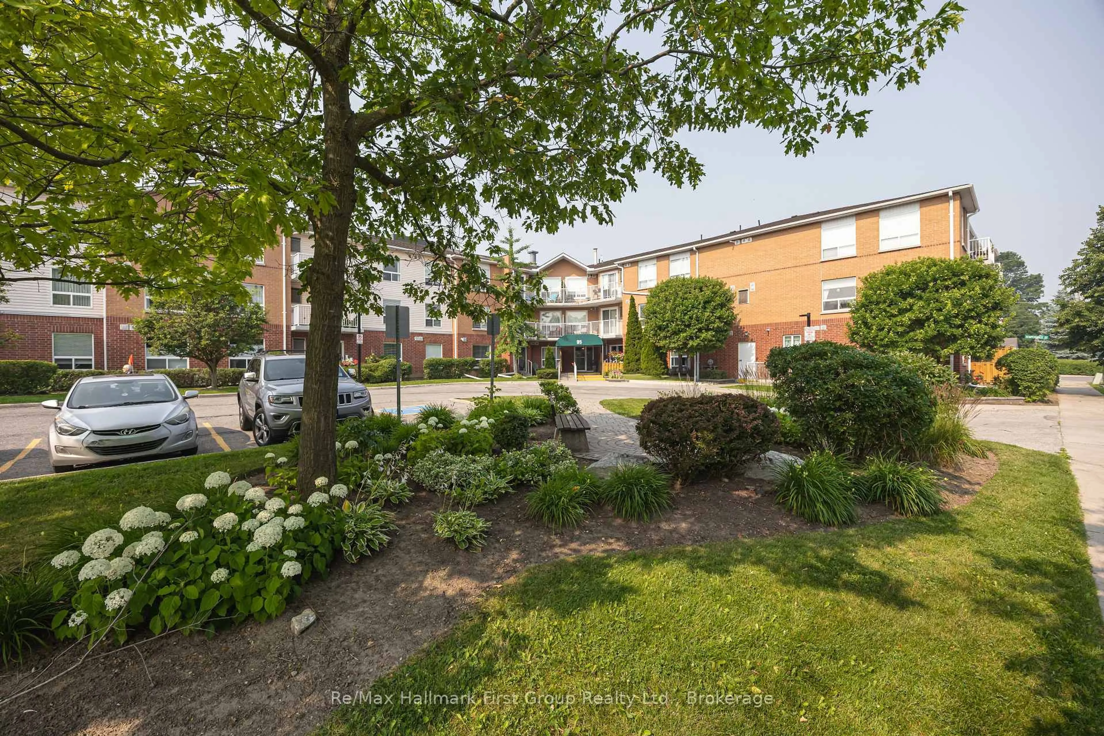 A pic from outside/outdoor area/front of a property/back of a property/a pic from drone, street for 95 Wellington St #213, Clarington Ontario L1C 5A1
