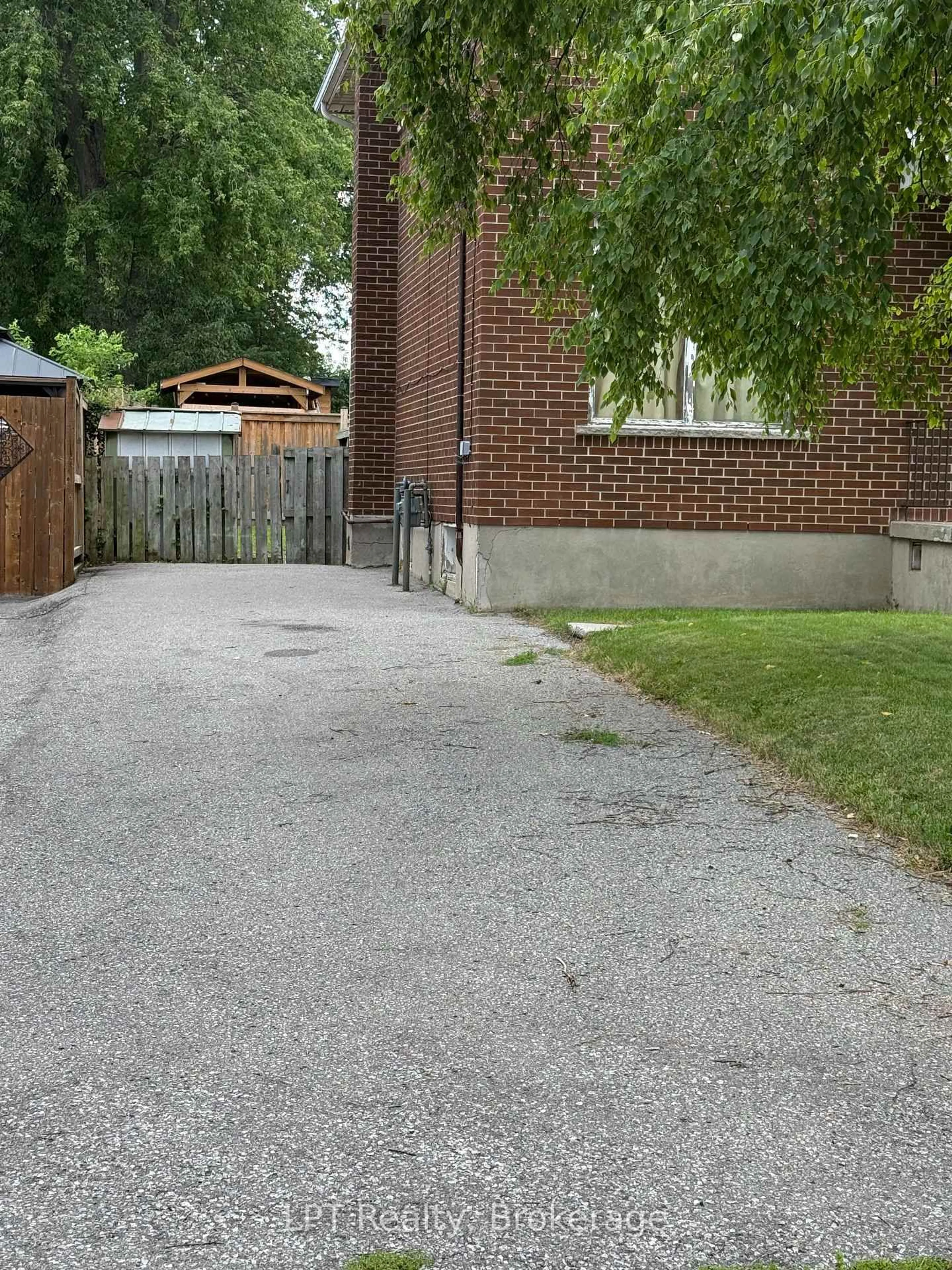Unknown for 1118 Cedar St, Oshawa Ontario L1J 3S1