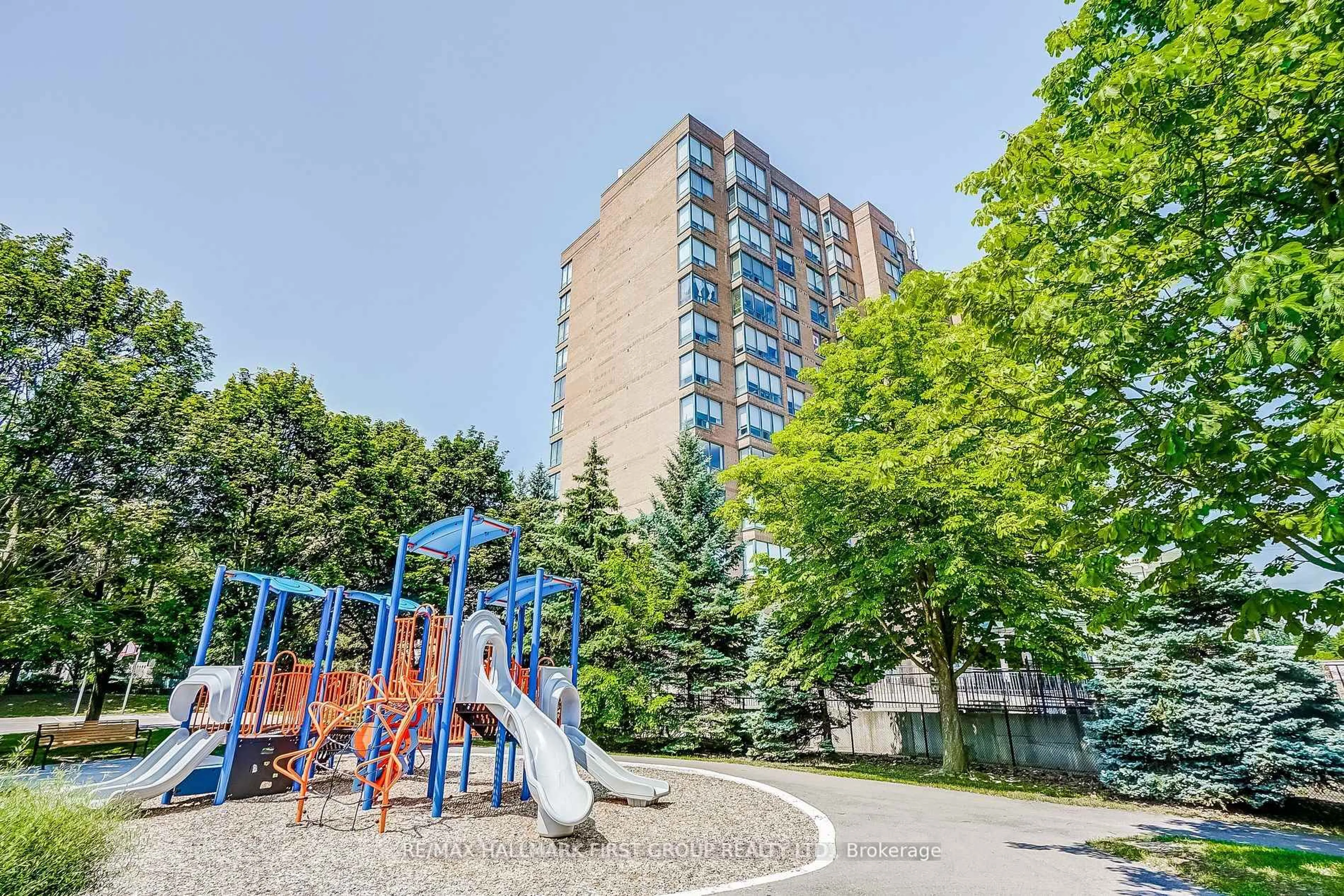 Patio, building for 711 Rossland Rd #501, Whitby Ontario L1N 8Z1